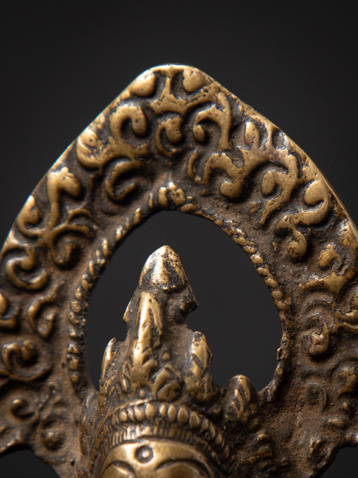 statue de Chenrezig népalaise du 18e siècle en bronze ancien du Népal - Bouddhas d'origine en vente 9