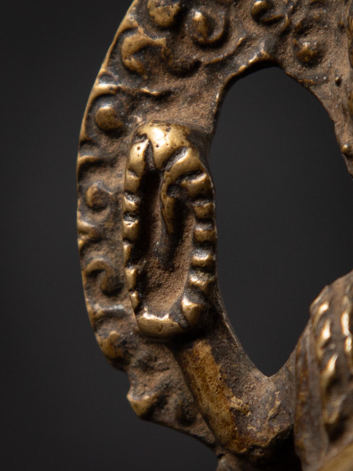 statue de Chenrezig népalaise du 18e siècle en bronze ancien du Népal - Bouddhas d'origine en vente 12