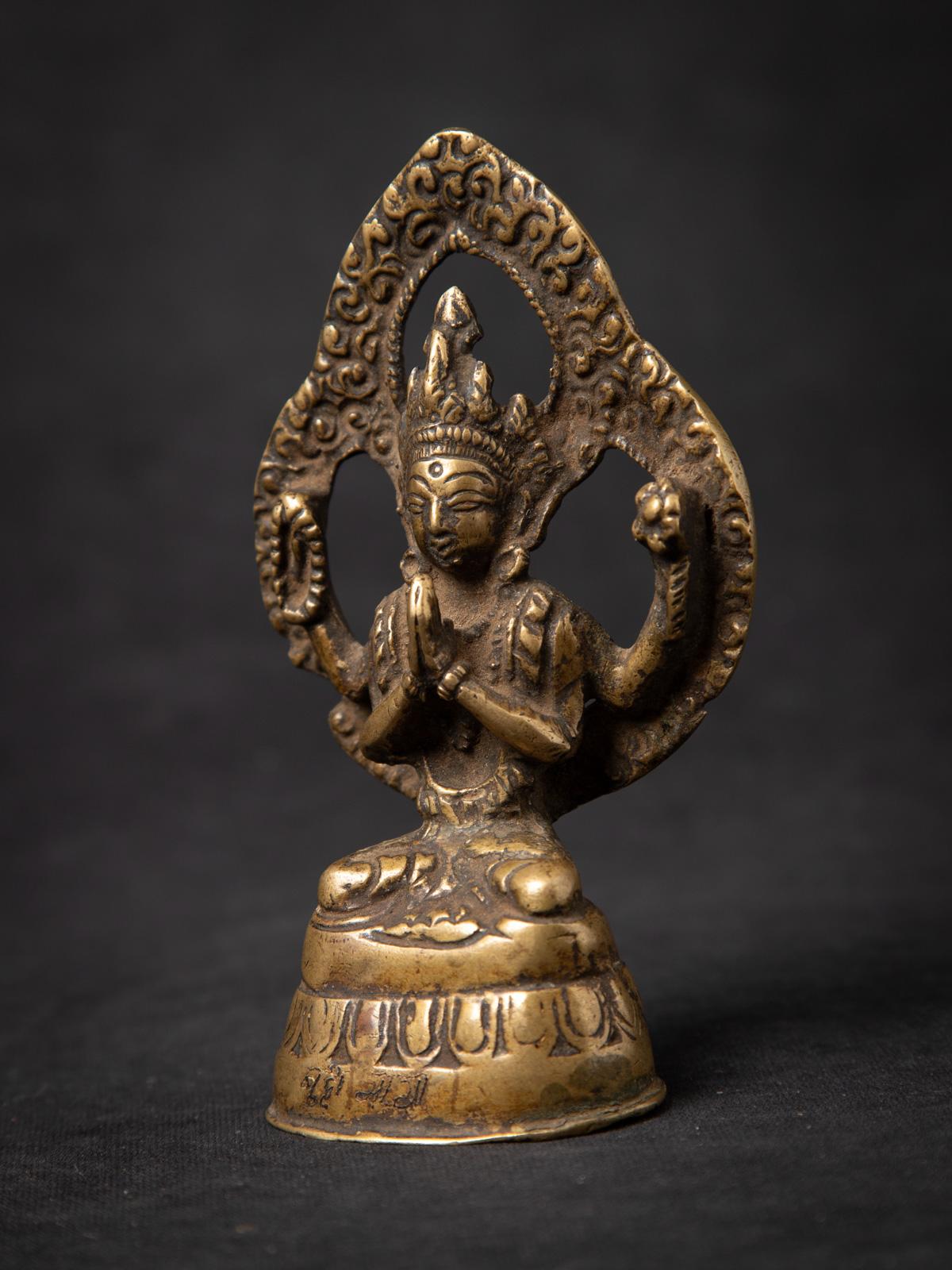 Statue népalaise de Chenrezig en bronze ancien
Matière : bronze
13 cm de haut
7,2 cm de large et 4,3 cm de profondeur
Avec inscriptions à la base
Namaskara mudra
18ème siècle
Poids : 290 grammes
Originaire du Népal
Nr : 3845-1