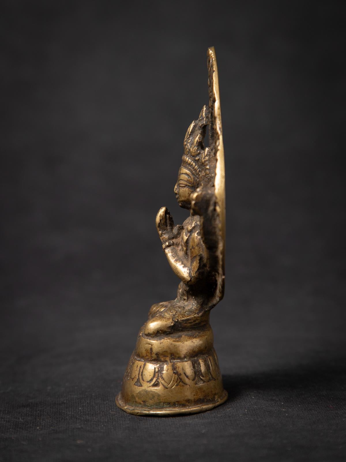 Népalais statue de Chenrezig népalaise du 18e siècle en bronze ancien du Népal - Bouddhas d'origine en vente
