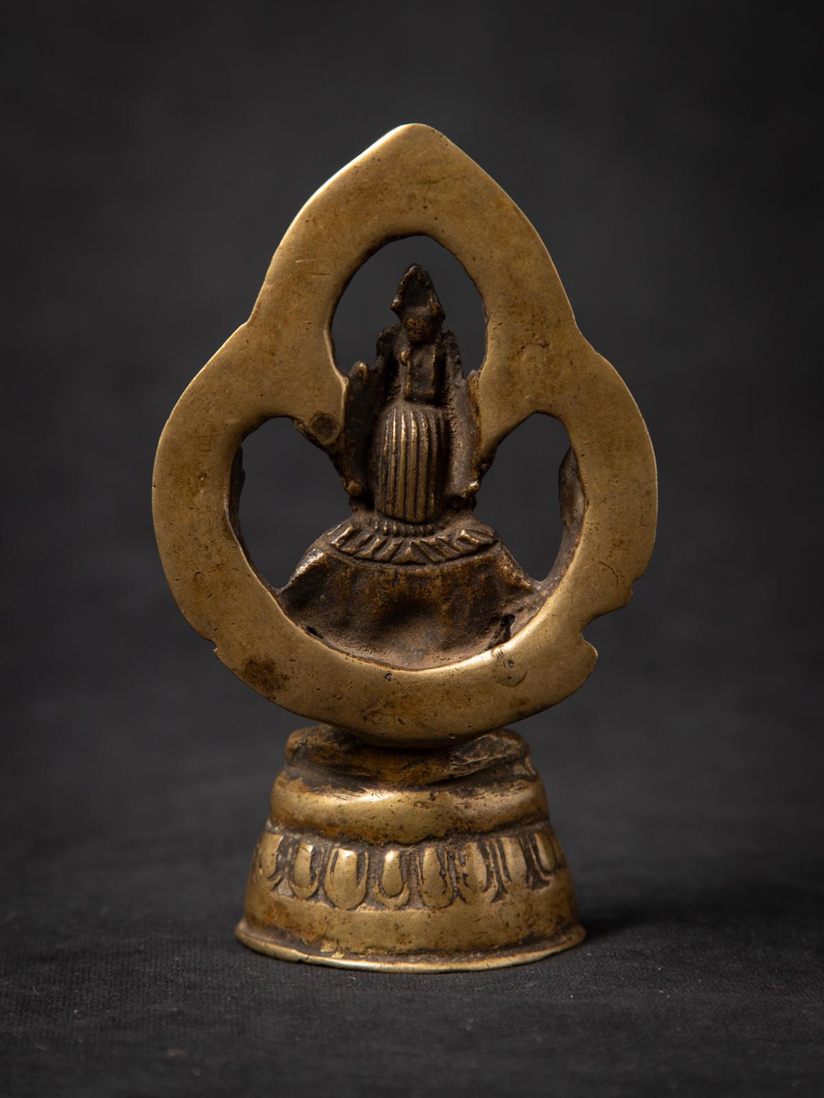 statue de Chenrezig népalaise du 18e siècle en bronze ancien du Népal - Bouddhas d'origine Bon état - En vente à DEVENTER, NL