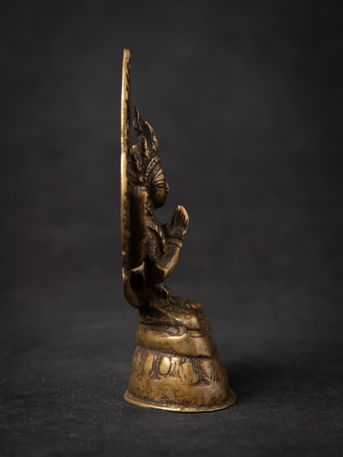 XVIIIe siècle et antérieur statue de Chenrezig népalaise du 18e siècle en bronze ancien du Népal - Bouddhas d'origine en vente
