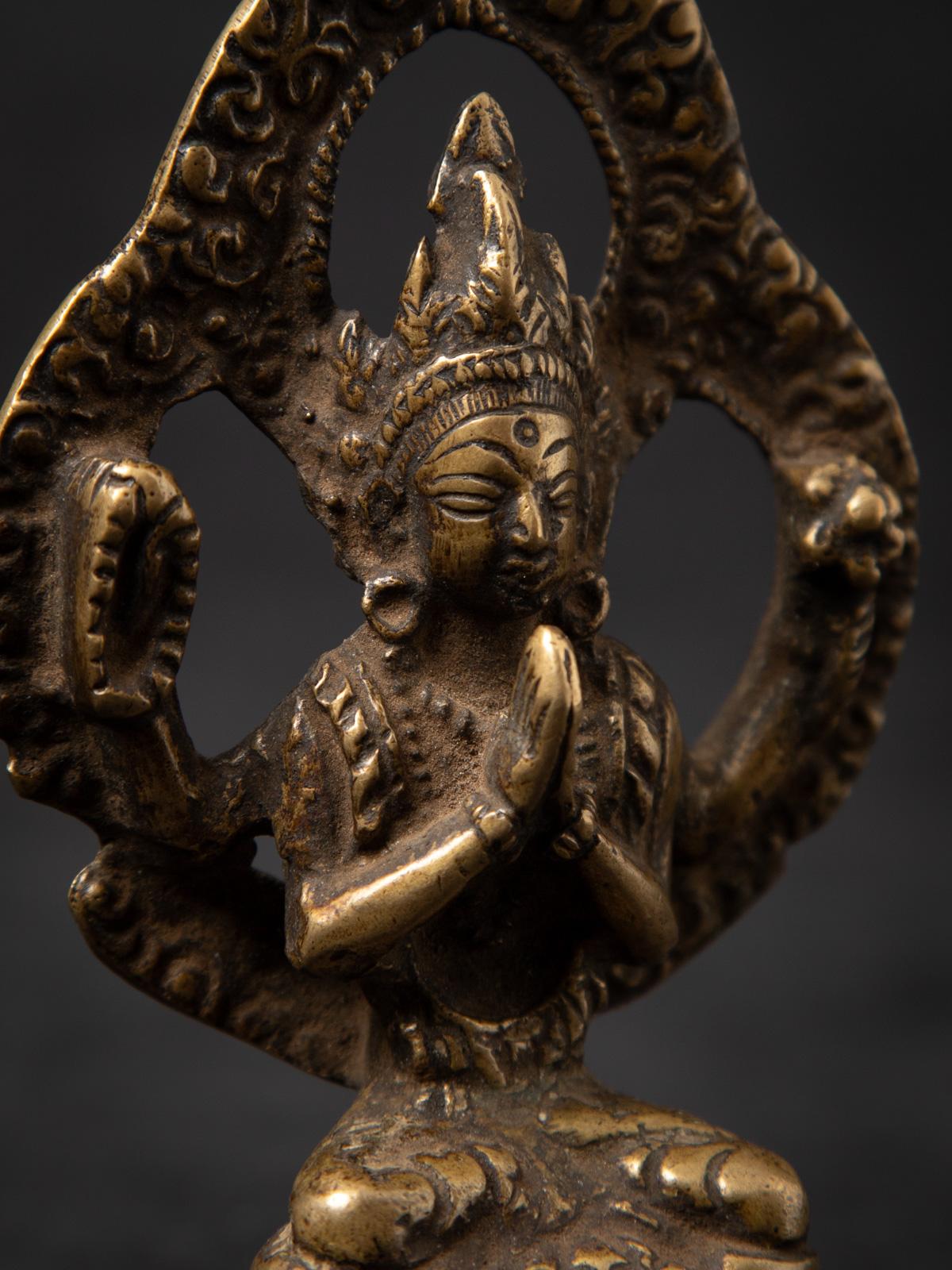 statue de Chenrezig népalaise du 18e siècle en bronze ancien du Népal - Bouddhas d'origine en vente 1