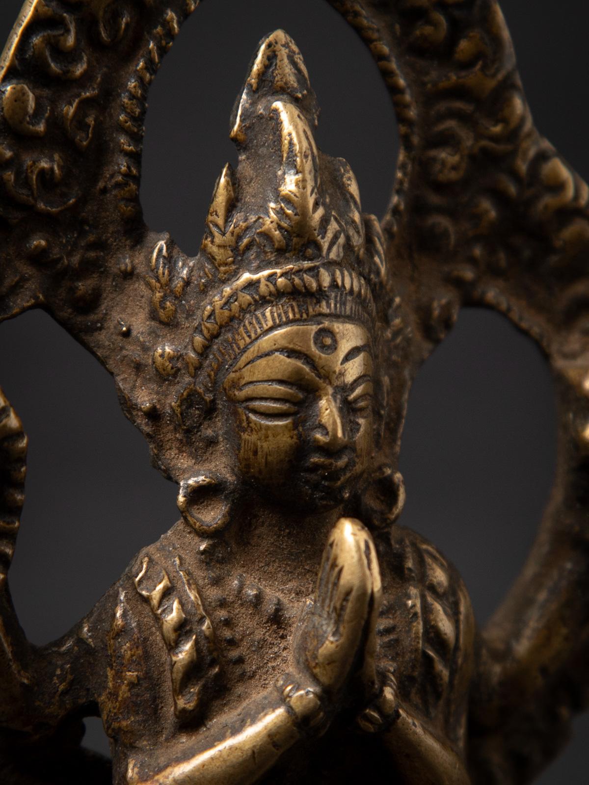 statue de Chenrezig népalaise du 18e siècle en bronze ancien du Népal - Bouddhas d'origine en vente 2