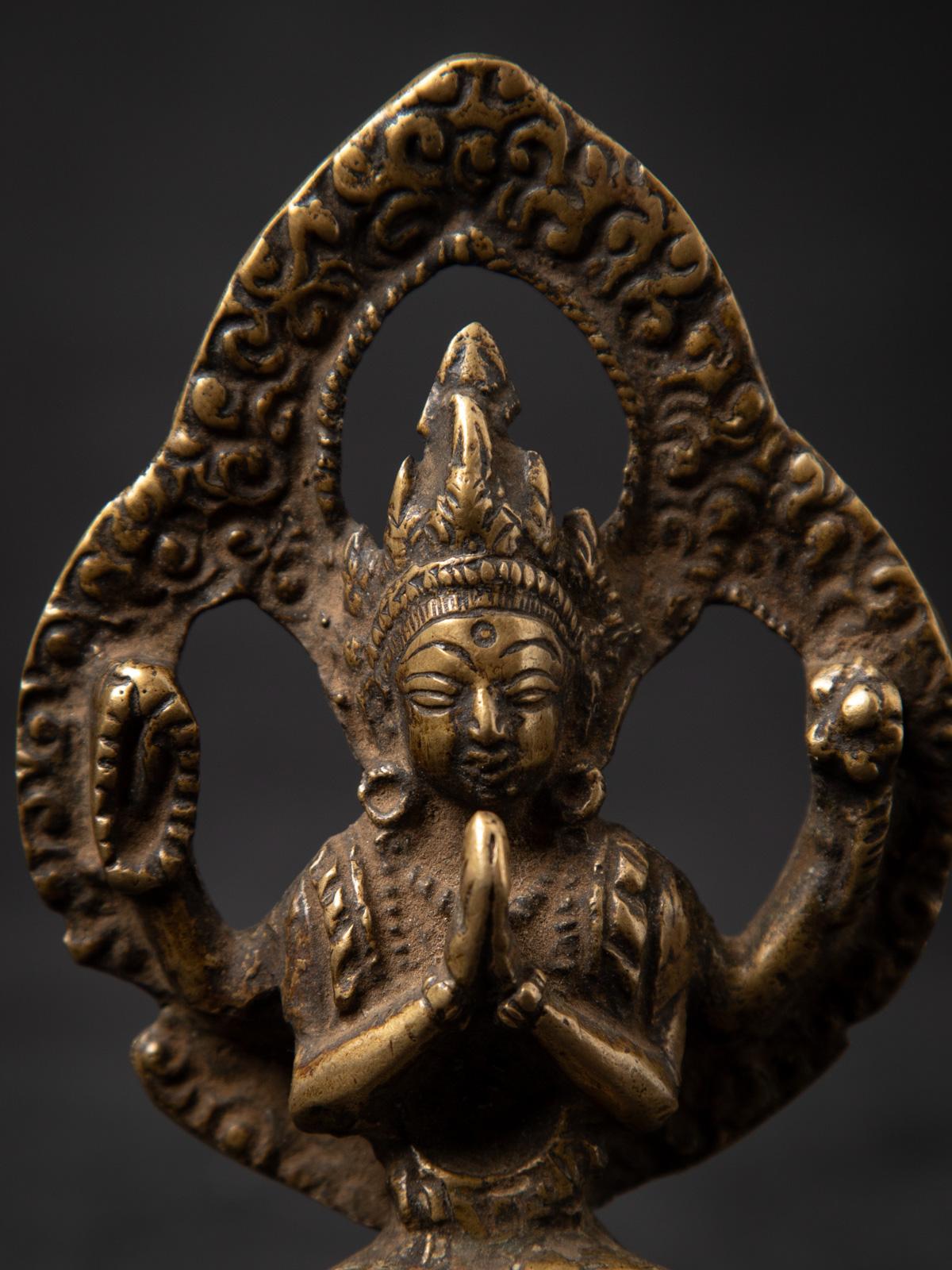 statue de Chenrezig népalaise du 18e siècle en bronze ancien du Népal - Bouddhas d'origine en vente 3