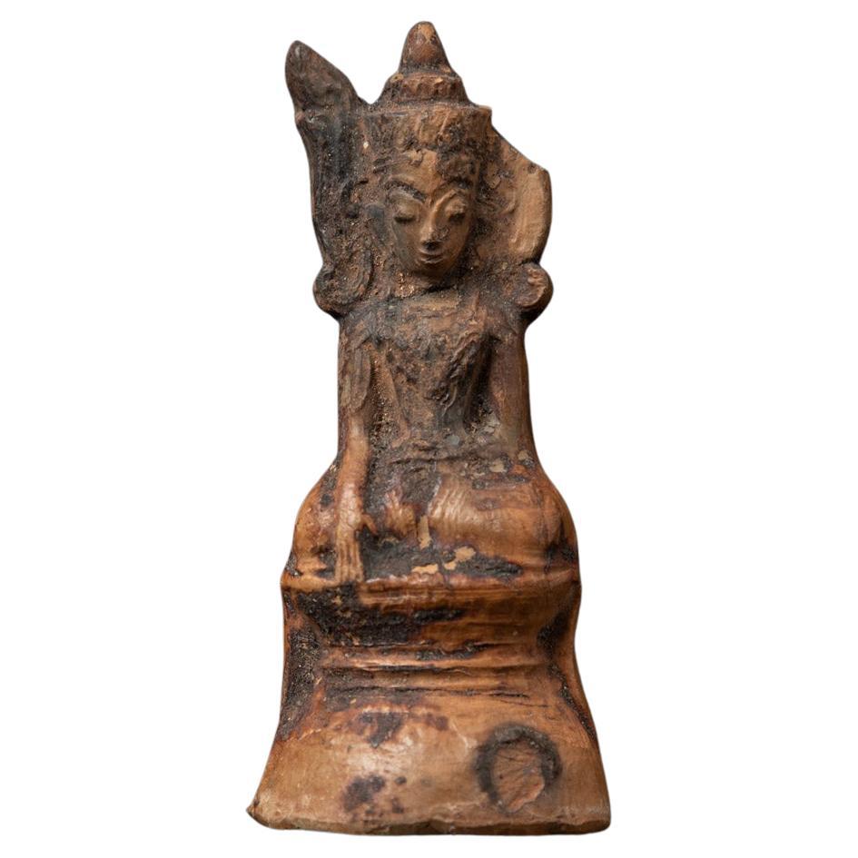 What is the difference between an amulet and a pendant?