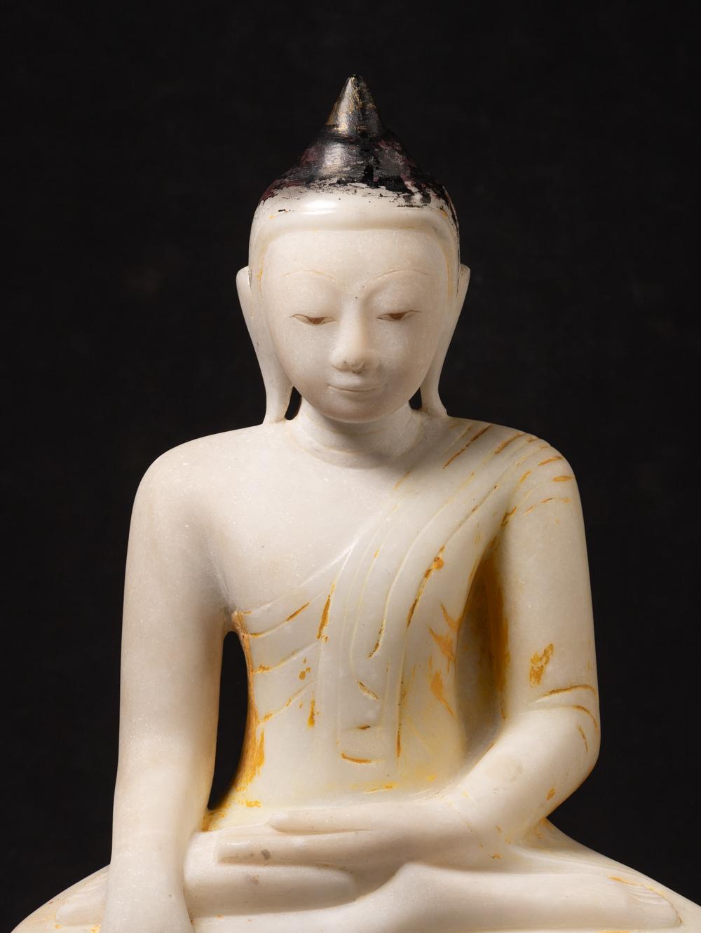 Diese antike Buddha-Statue aus birmanischem Marmor ist eine großartige Darstellung von Kunstfertigkeit und buddhistischer Hingabe. Er ist aus Marmor gefertigt, hat eine beeindruckende Höhe von 62 cm und misst 40,5 cm in der Breite und 20 cm in der