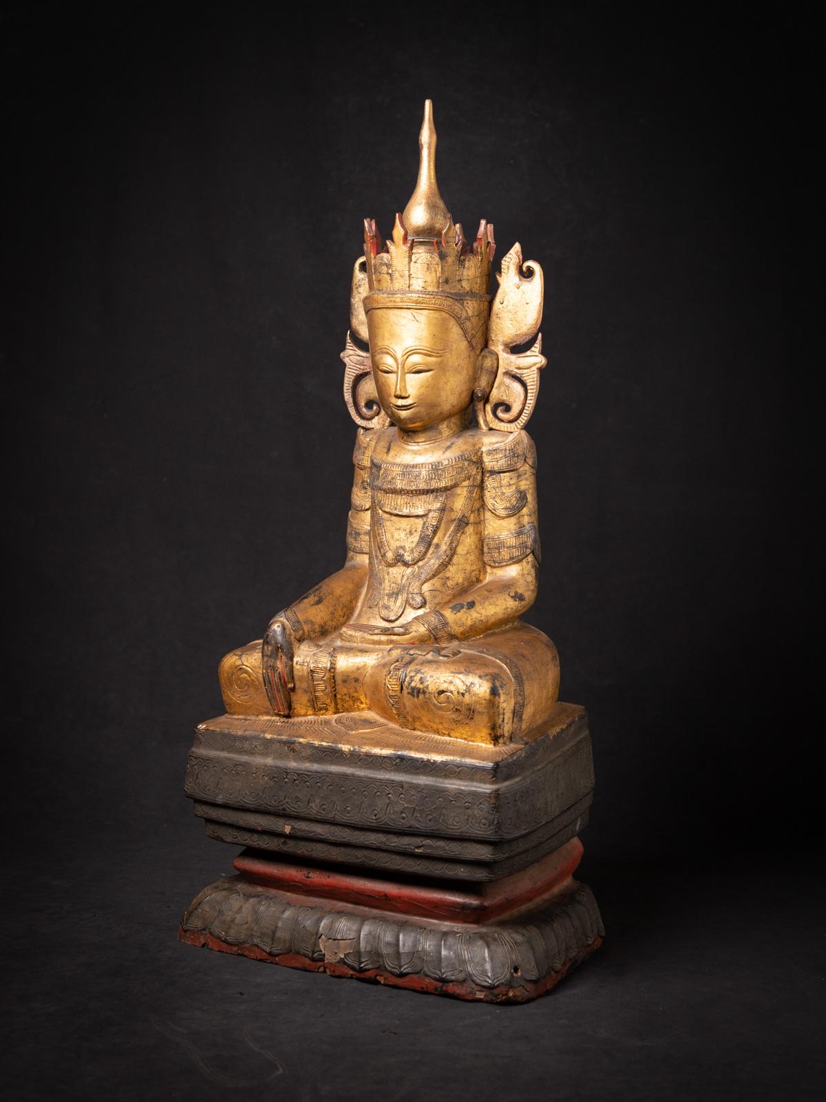 Treten Sie ein in eine Welt göttlicher Schönheit und spiritueller Gelassenheit mit dieser bemerkenswerten antiken burmesischen Buddha-Statue aus Holz. Mit einer beeindruckenden Höhe von 88,5 cm, einer Breite von 42 cm und einer Tiefe von 29 cm zieht