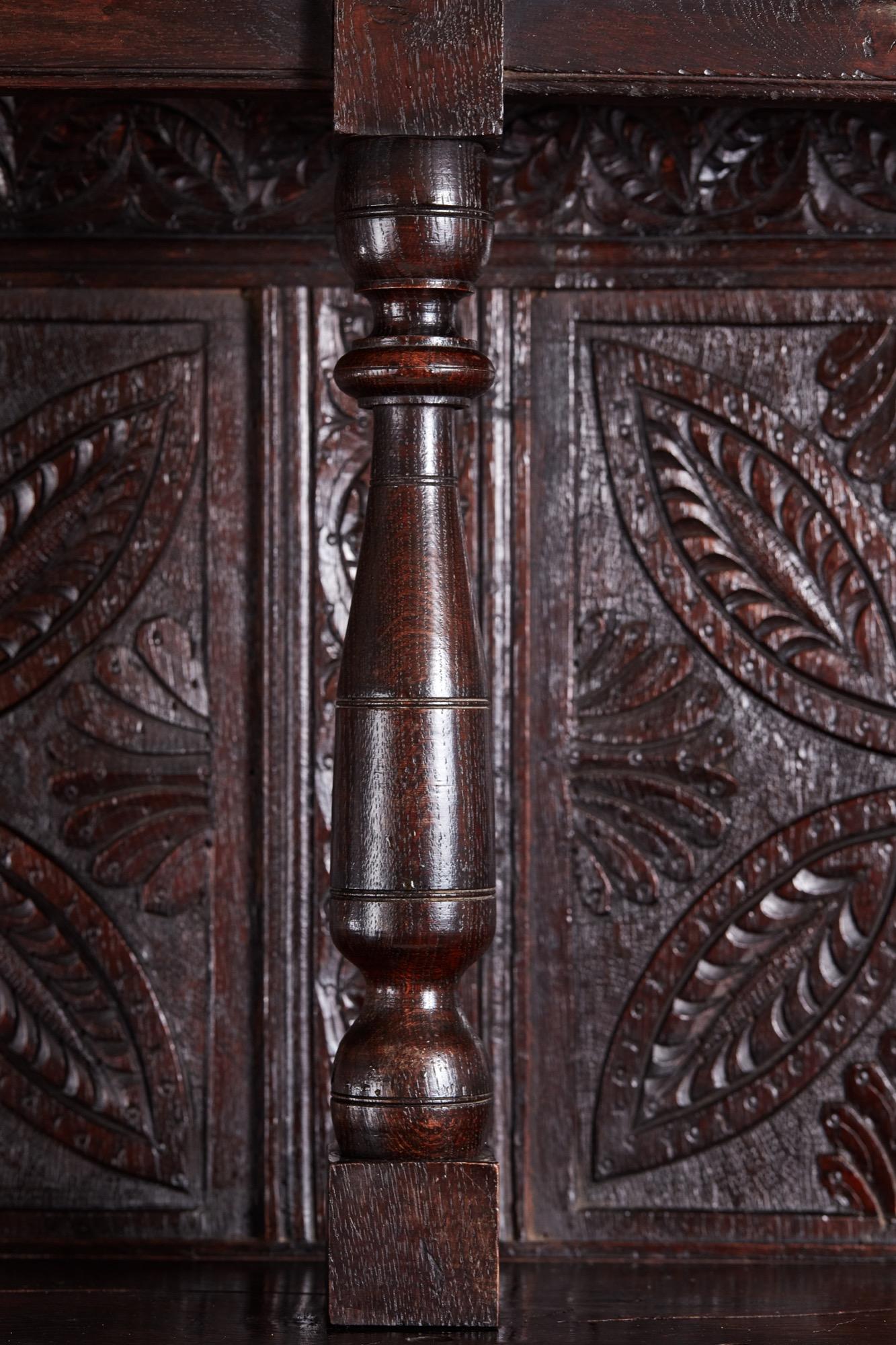 Große antike geschnitzte Eichen-Kommode aus dem 18. Jahrhundert. Der obere Teil mit sechs wunderschönen handgeschnitzten Paneelen, zwei Regale, die von acht gedrechselten Säulen getragen werden. Auf dem Sockel befinden sich drei handgeschnitzte