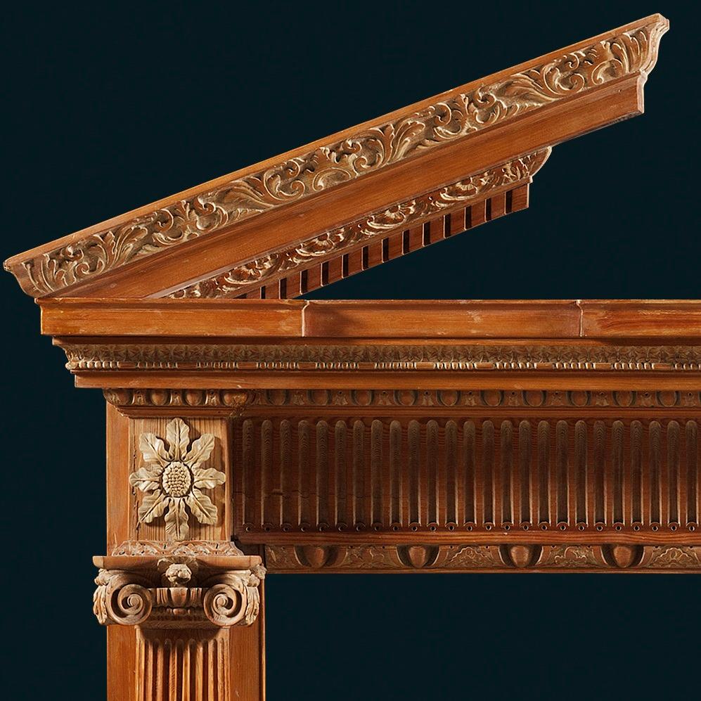 Repisa de chimenea antigua de pino tallado del siglo XVIII Georgiano en venta