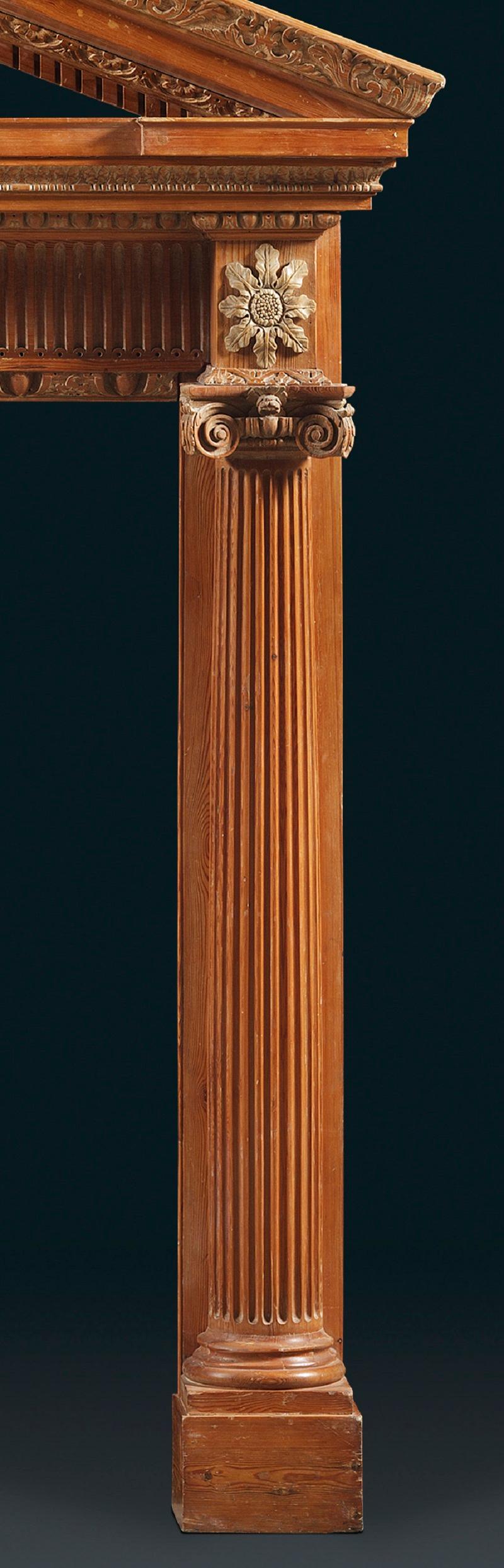 Repisa de chimenea antigua de pino tallado del siglo XVIII Británico en venta