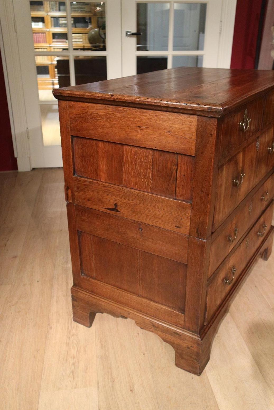 18th Century Antique Chest of Drawers in Walnut and Oak For Sale 4