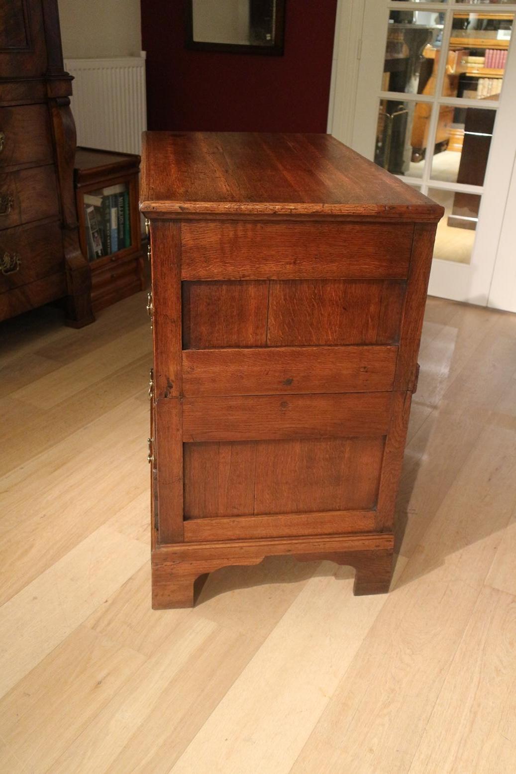 18th Century Antique Chest of Drawers in Walnut and Oak For Sale 5