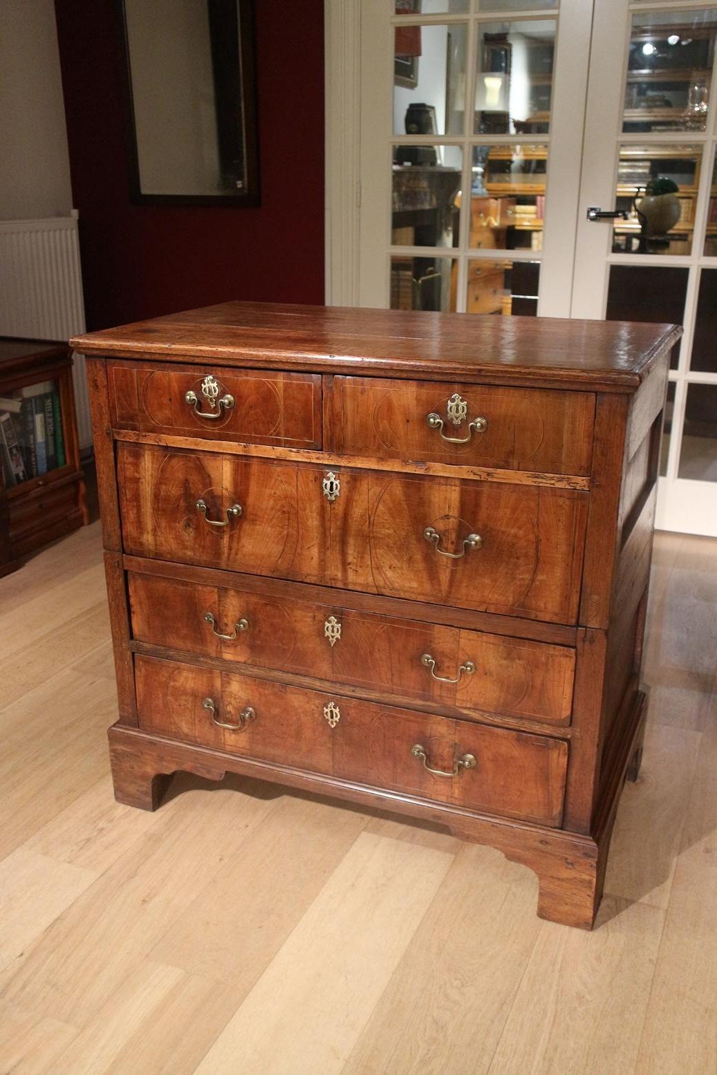 Beautiful 18th century antique chest of drawers in walnut and oak. The chest of drawers is made of oak, with the drawers finished with walnut. This was not uncommon in the 18th century. The drawers are fitted with subtle satin wood inlays. Cabinet