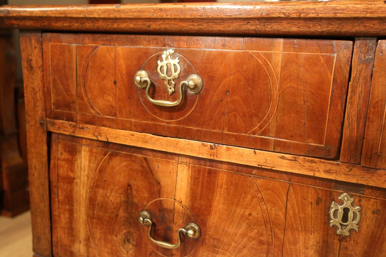 English 18th Century Antique Chest of Drawers in Walnut and Oak For Sale