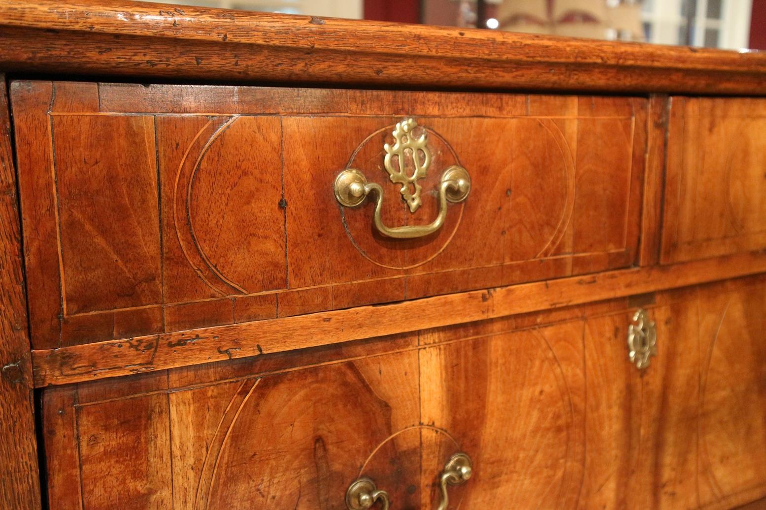 18th Century Antique Chest of Drawers in Walnut and Oak In Good Condition For Sale In Eindhoven, NL