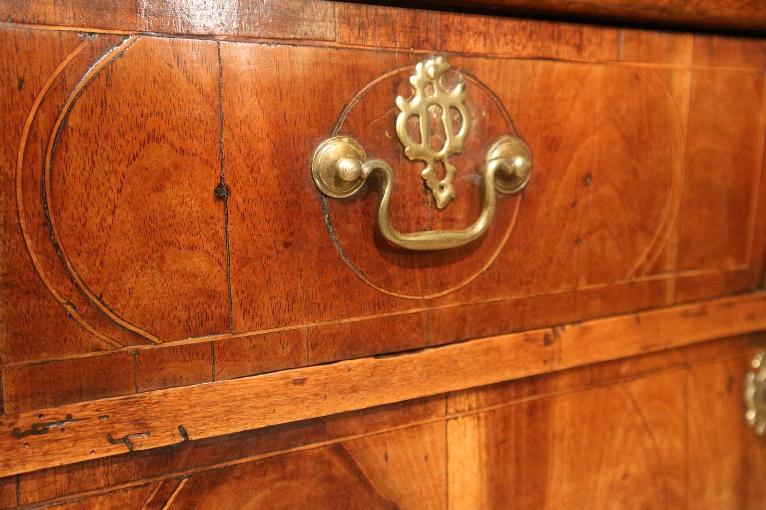 18th Century Antique Chest of Drawers in Walnut and Oak For Sale 1