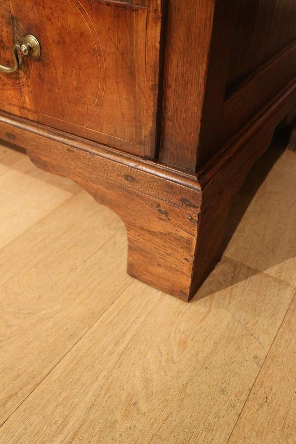 18th Century Antique Chest of Drawers in Walnut and Oak For Sale 2