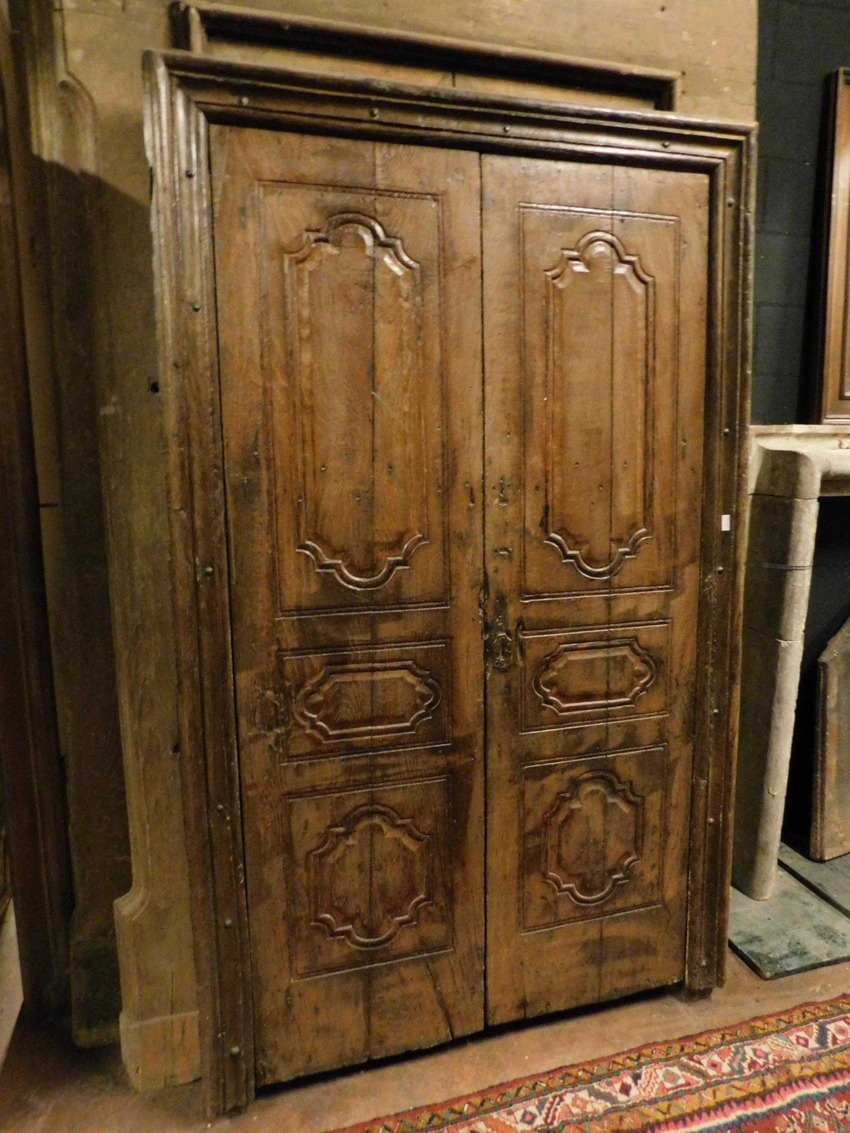 18th century Ancient chestnut wood door with original frame, original irons, from historic Piedmontese palace in Italy, precious workmanship and typical Baroque shape.
Elegant and elegant, it is in harmony with classic furnishings, but with a nice