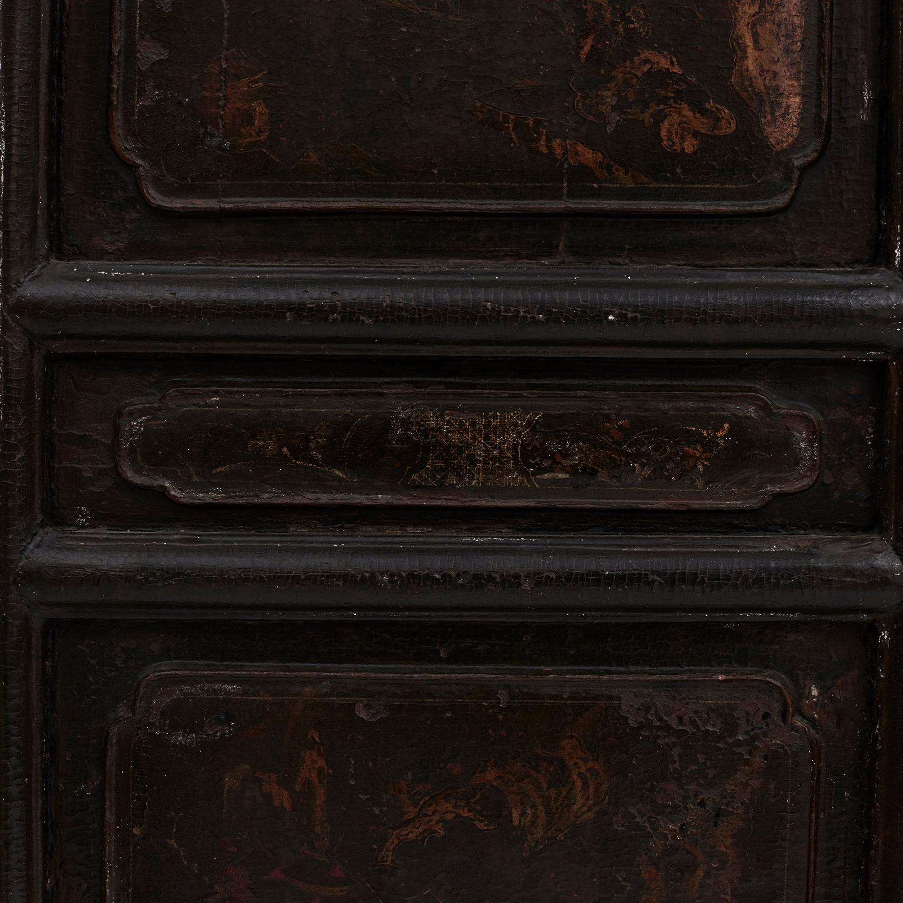 18th Century Antique Chinese Qing Dynasty Cabinet with Original Décor For Sale 6