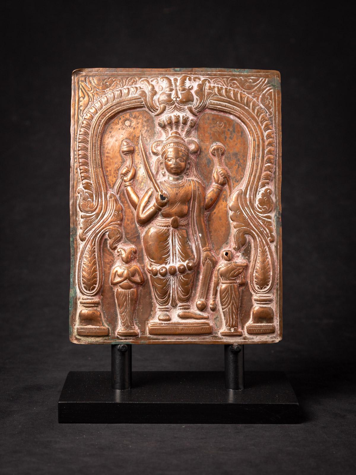 Entrez dans le royaume de l'art sacré avec ce panneau en cuivre antique repoussé représentant Virabhadra, un chef-d'œuvre indien du XVIIIe siècle qui capture la férocité divine et la grandeur spirituelle de la mythologie hindoue. Fabriqué en cuivre
