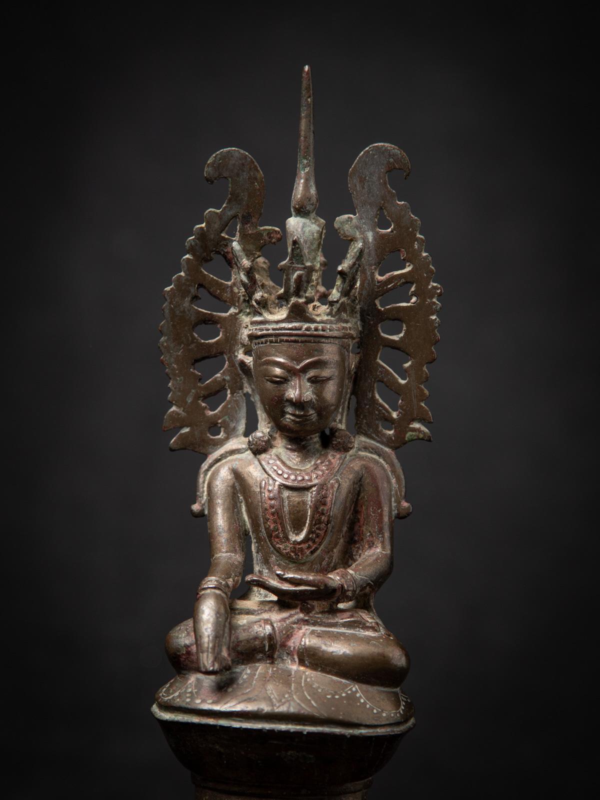 Statue de Bouddha birman couronné du XVIIIe siècle, originaire de Birmanie en vente 4