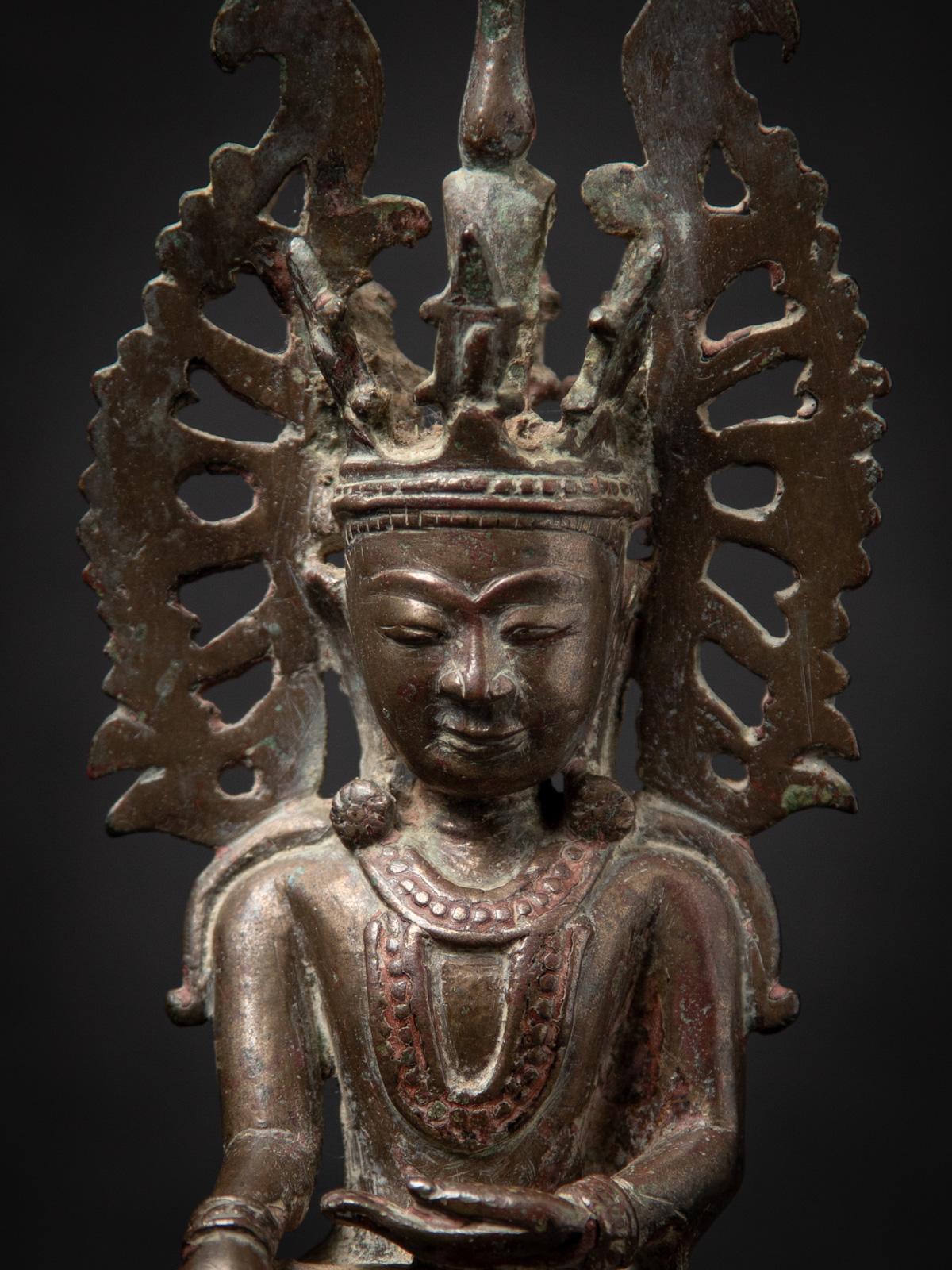 Statue de Bouddha birman couronné du XVIIIe siècle, originaire de Birmanie en vente 5