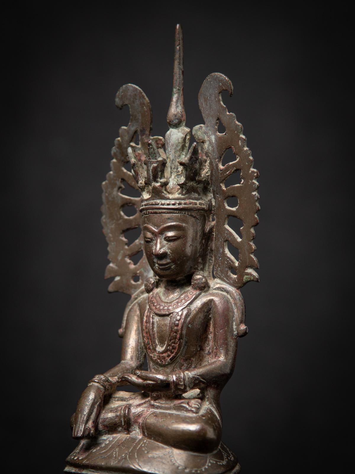 Statue de Bouddha birman couronné du XVIIIe siècle, originaire de Birmanie en vente 6