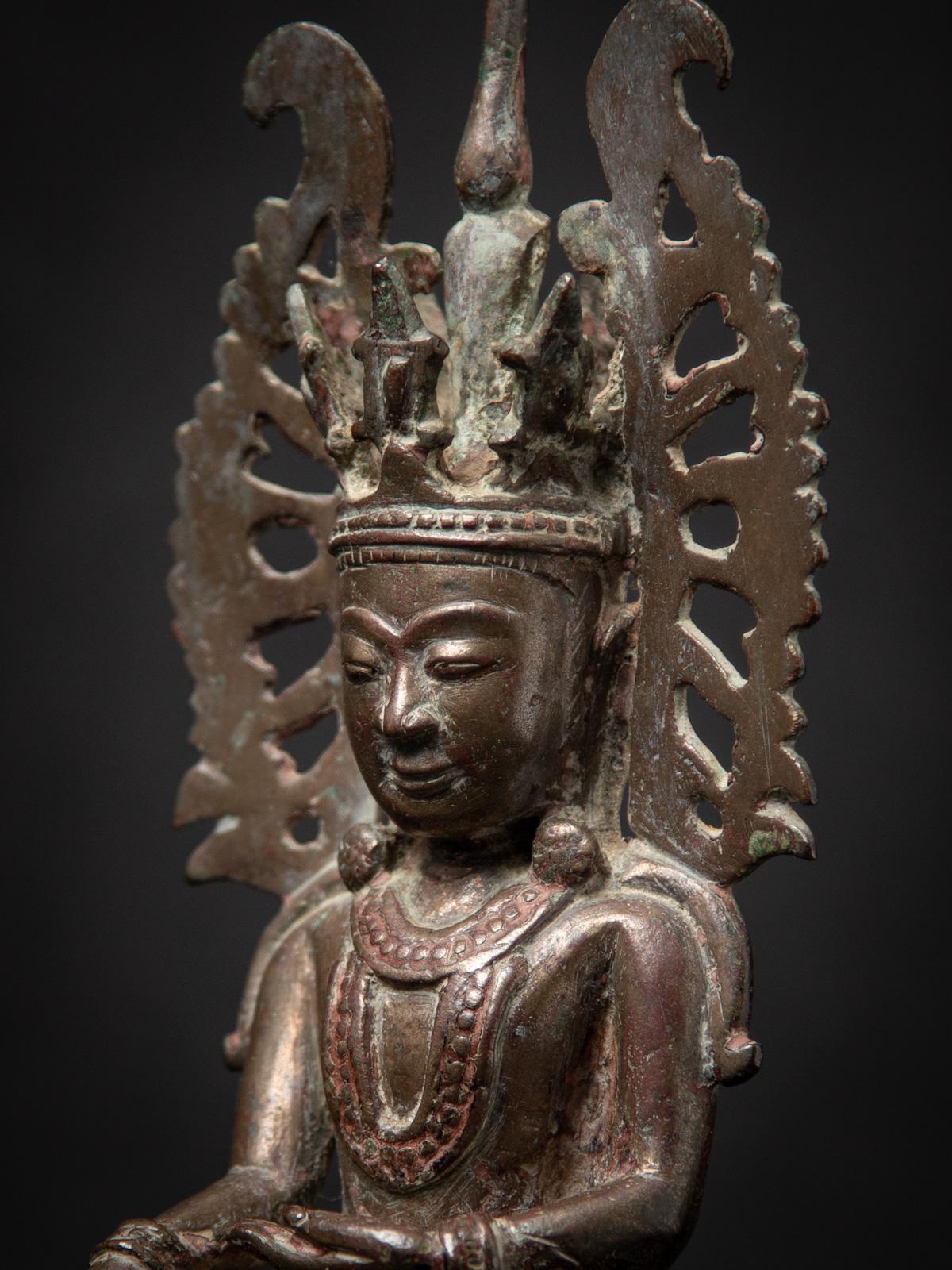 Statue de Bouddha birman couronné du XVIIIe siècle, originaire de Birmanie en vente 7