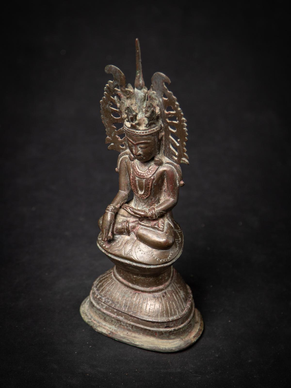 Statue de Bouddha birman couronné du XVIIIe siècle, originaire de Birmanie en vente 8