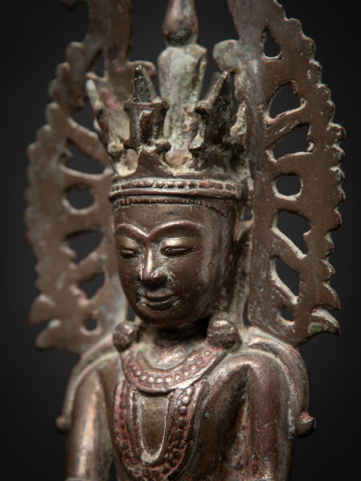 Statue de Bouddha birman couronné du XVIIIe siècle, originaire de Birmanie en vente 10