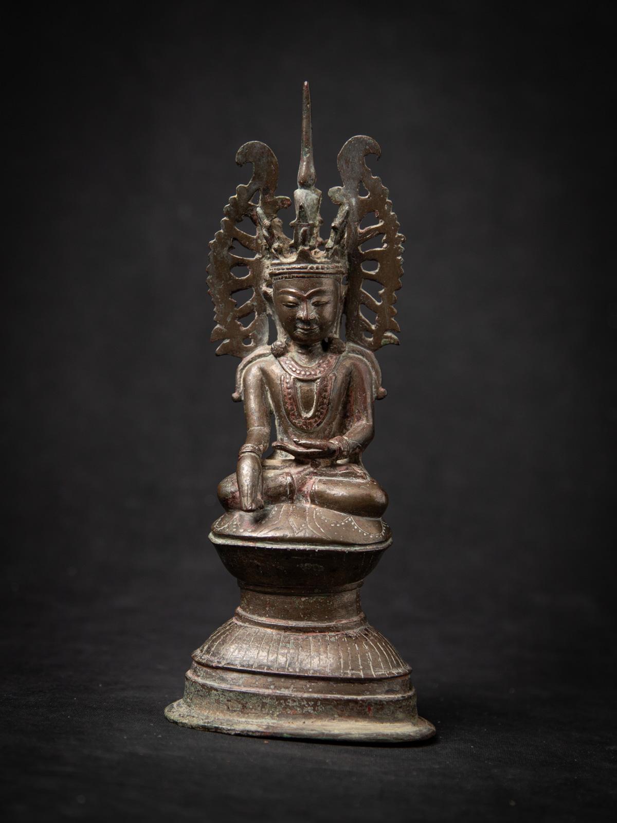 Cette statue antique de Bouddha birman couronné est une magnifique création du XVIIIe siècle dans l'élégant style Shan (Tai Yai), originaire de Birmanie (Myanmar). Fabriquée en bronze fin, la statue mesure 26,6 cm de haut, 11,1 cm de large et 7,7 cm