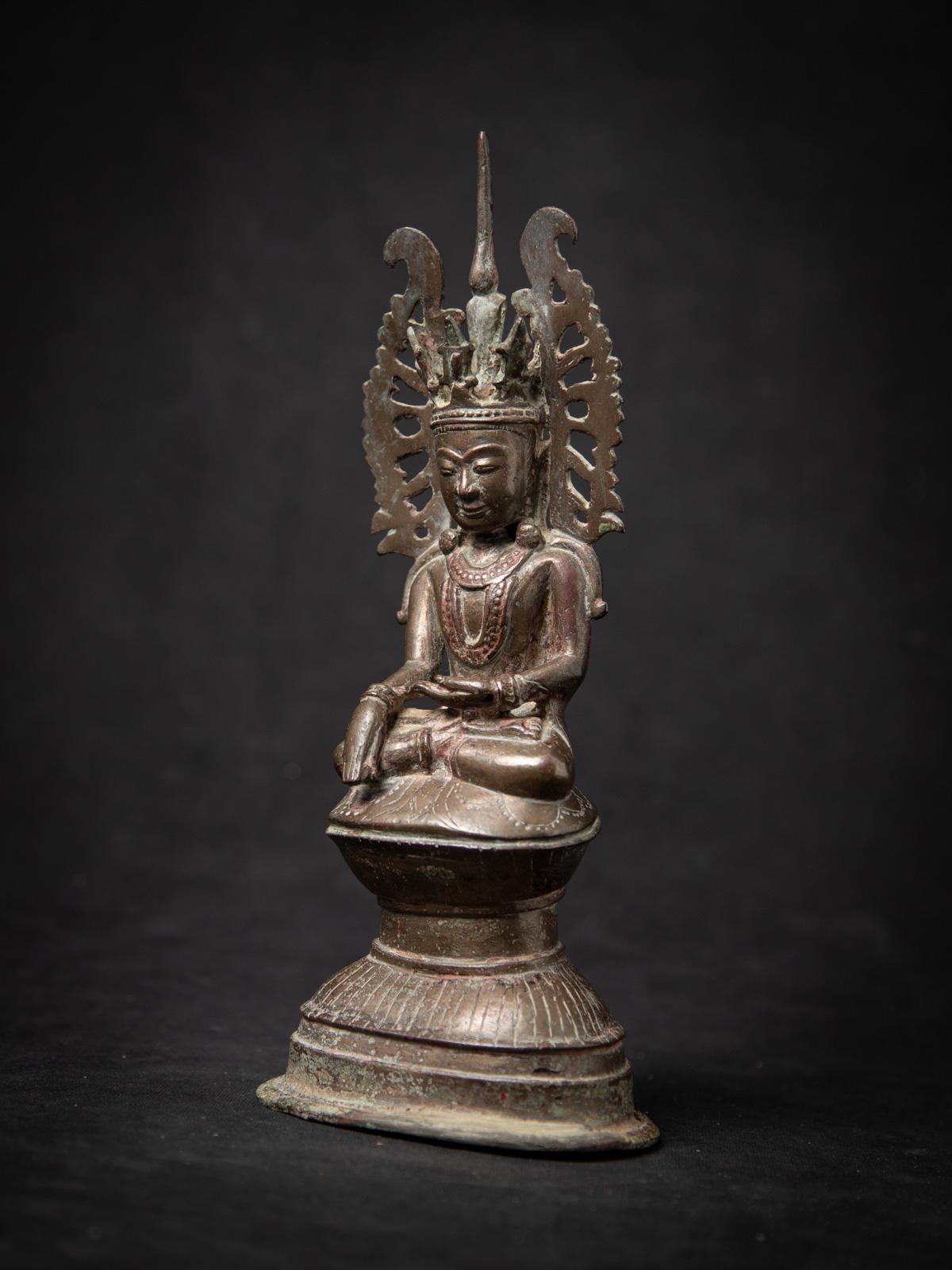 Indien Statue de Bouddha birman couronné du XVIIIe siècle, originaire de Birmanie en vente