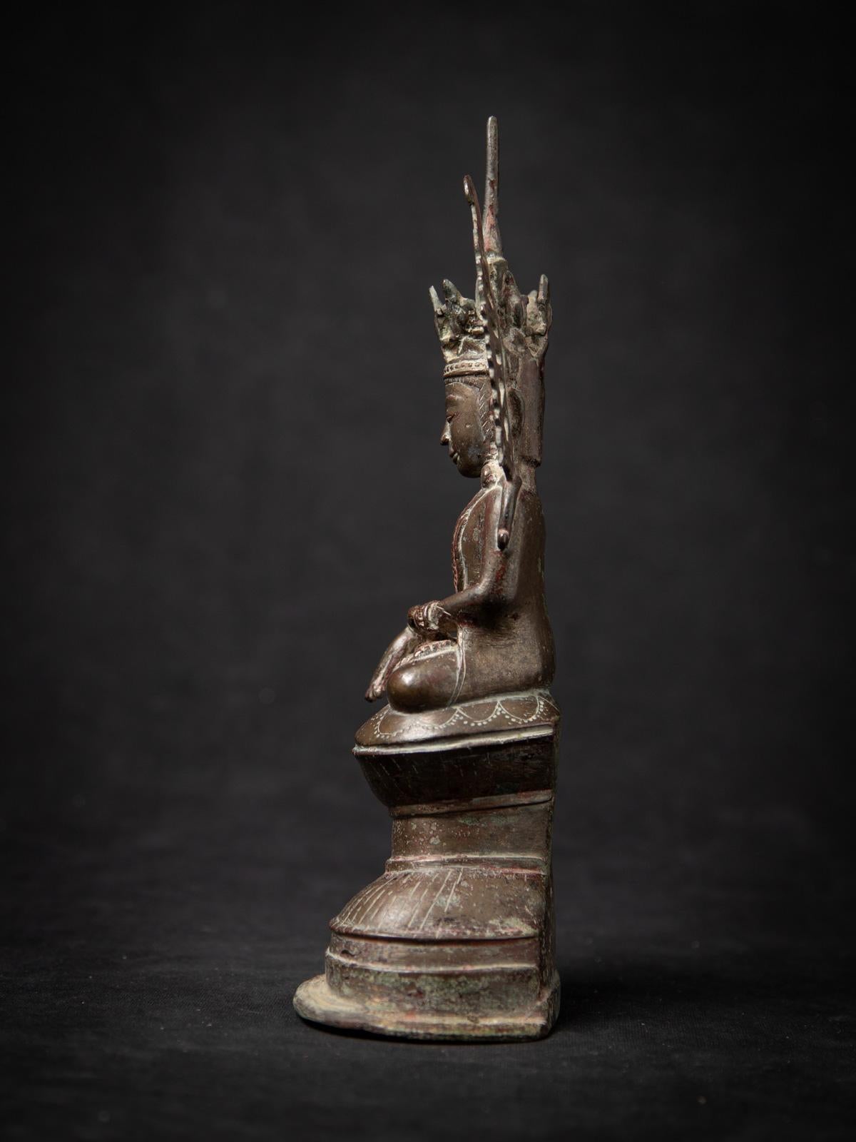 Statue de Bouddha birman couronné du XVIIIe siècle, originaire de Birmanie Bon état - En vente à DEVENTER, NL