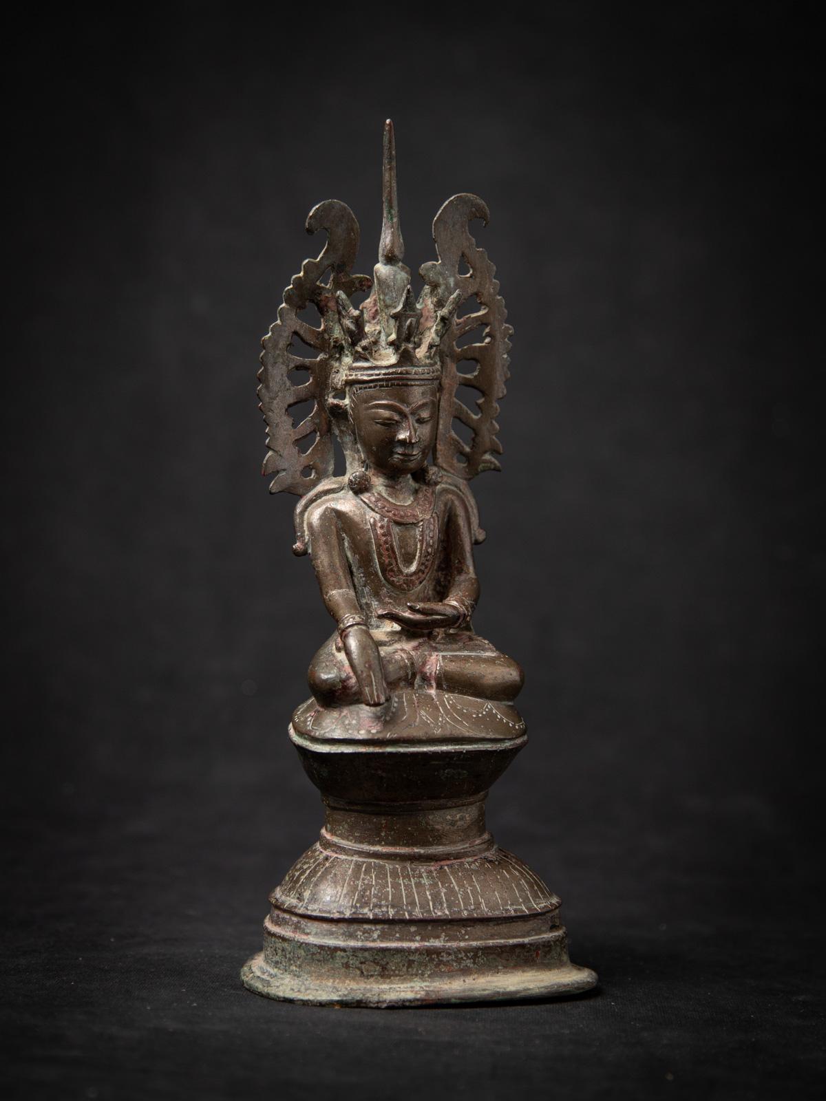 Statue de Bouddha birman couronné du XVIIIe siècle, originaire de Birmanie en vente 1