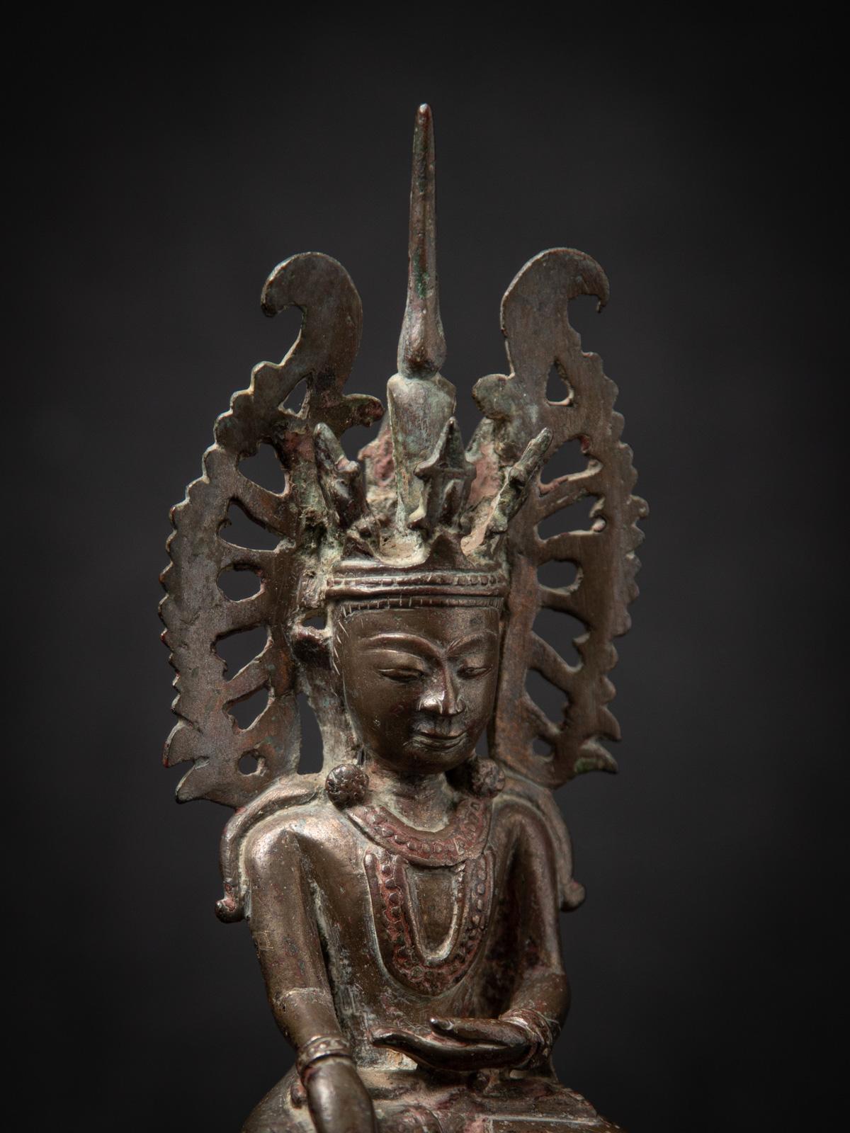 Statue de Bouddha birman couronné du XVIIIe siècle, originaire de Birmanie en vente 2