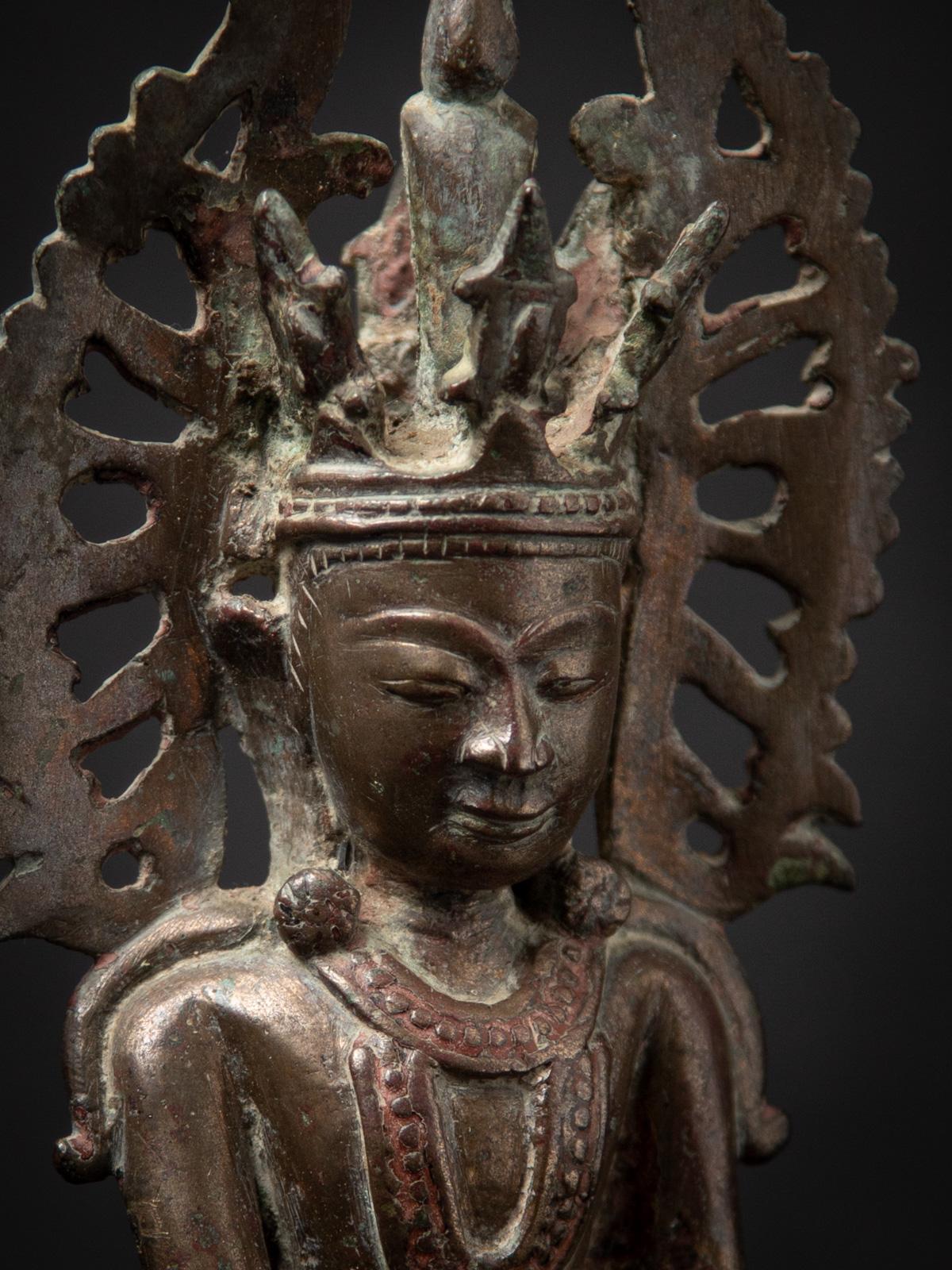 Statue de Bouddha birman couronné du XVIIIe siècle, originaire de Birmanie en vente 3