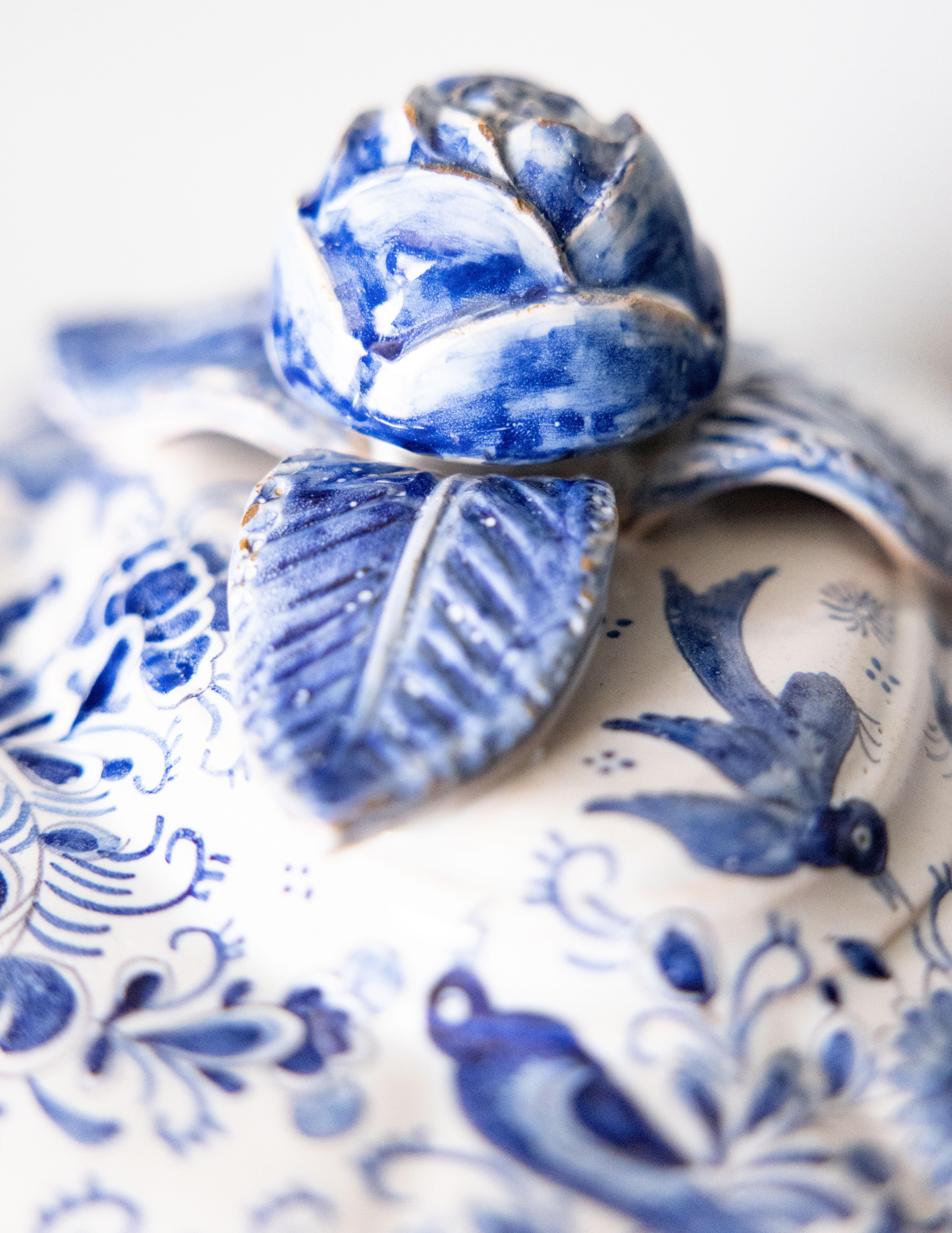 Sopera con tapa de loza de Delft holandesa antigua del siglo XVIII en venta 2