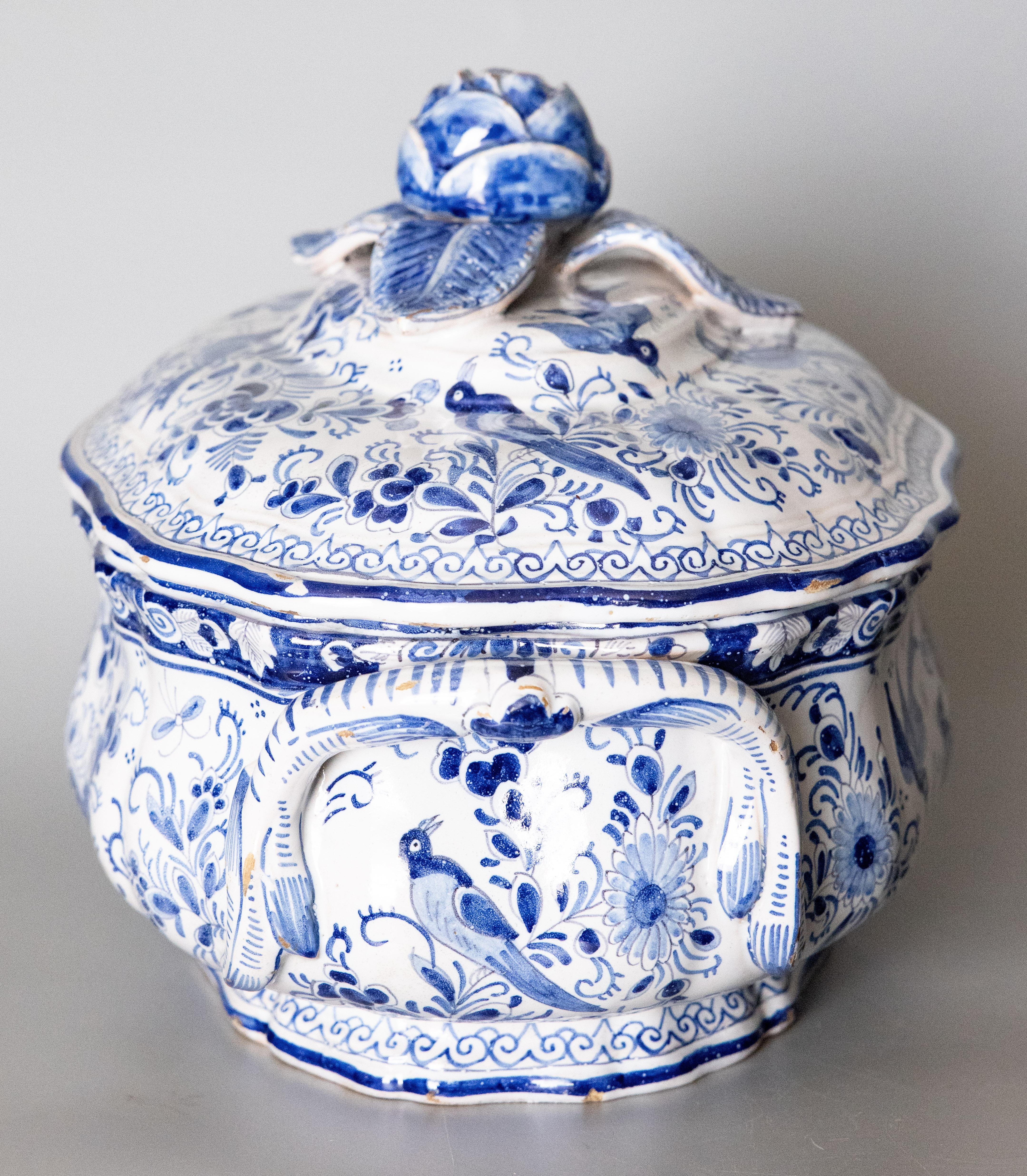 Magnífica sopera antigua de loza holandesa de Delft con tapa. Marca del fabricante en el reverso, con un hacha o hacha de guerra, que denota su fábrica, De Porceleyne Bijl (El Hacha de Porcelana), activa entre 1657 y 1803. Esta rara sopera está en