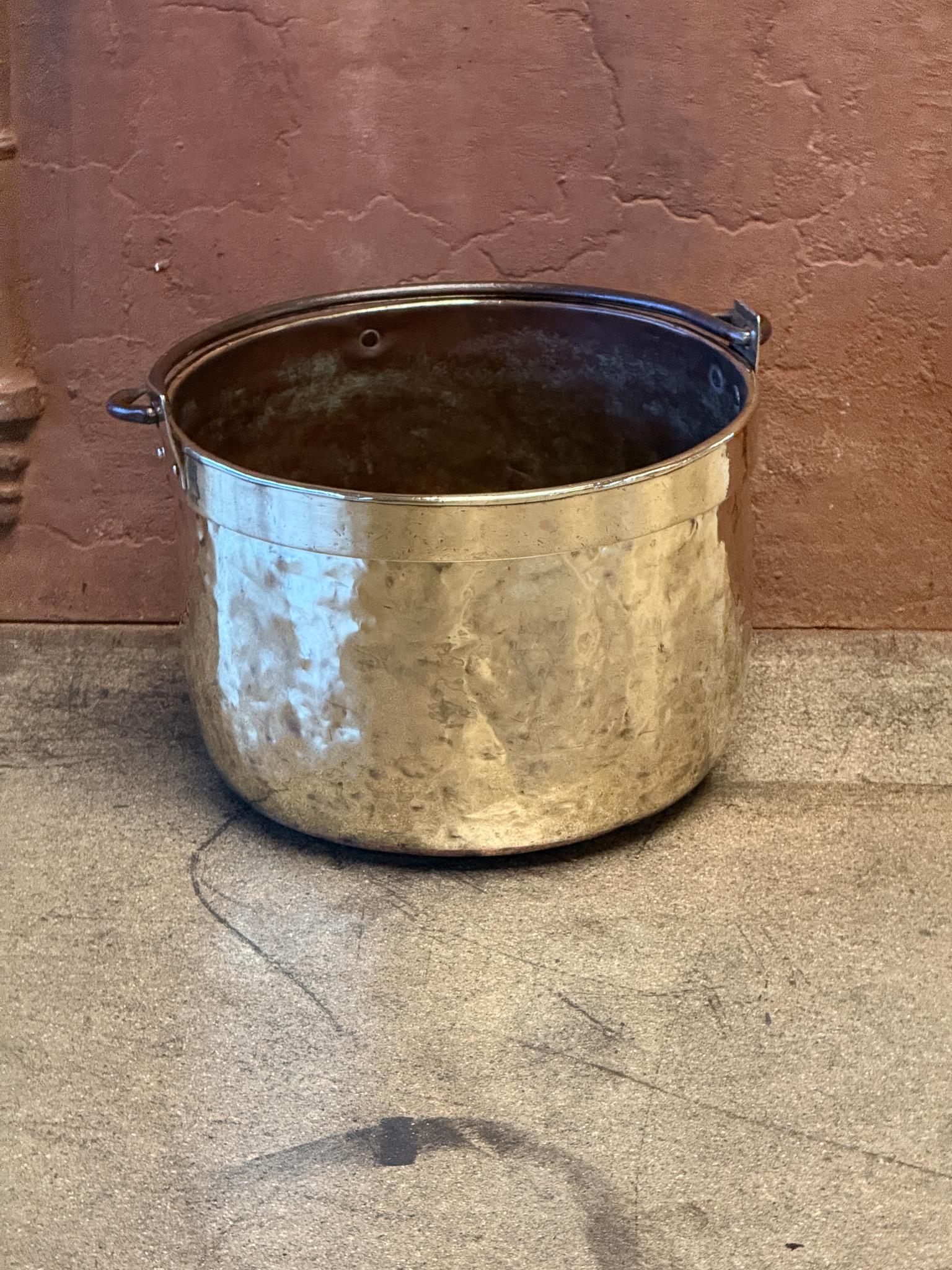 18th century Dutch log basket. The firewood basket is made of polished  brass and has a wrought iron handle. Also called 'aker'. Used to draw water from the well and cook over an open fire.

The log holder is in a good condition and is fully