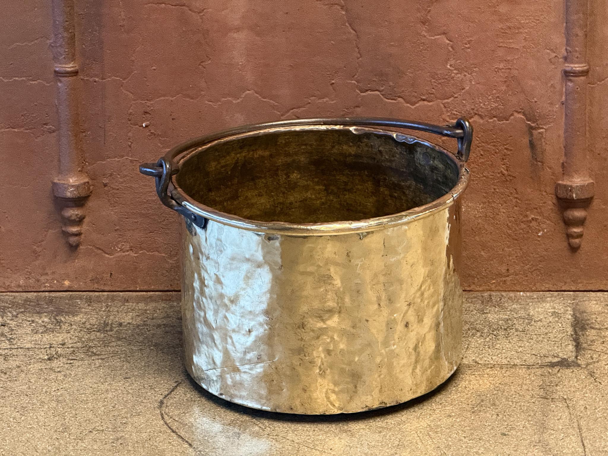18th century Dutch log basket. The firewood basket is made of polished  brass and has a wrought iron handle. Also called 'aker'. Used to draw water from the well and cook over an open fire.

The log holder is in a good condition and is fully