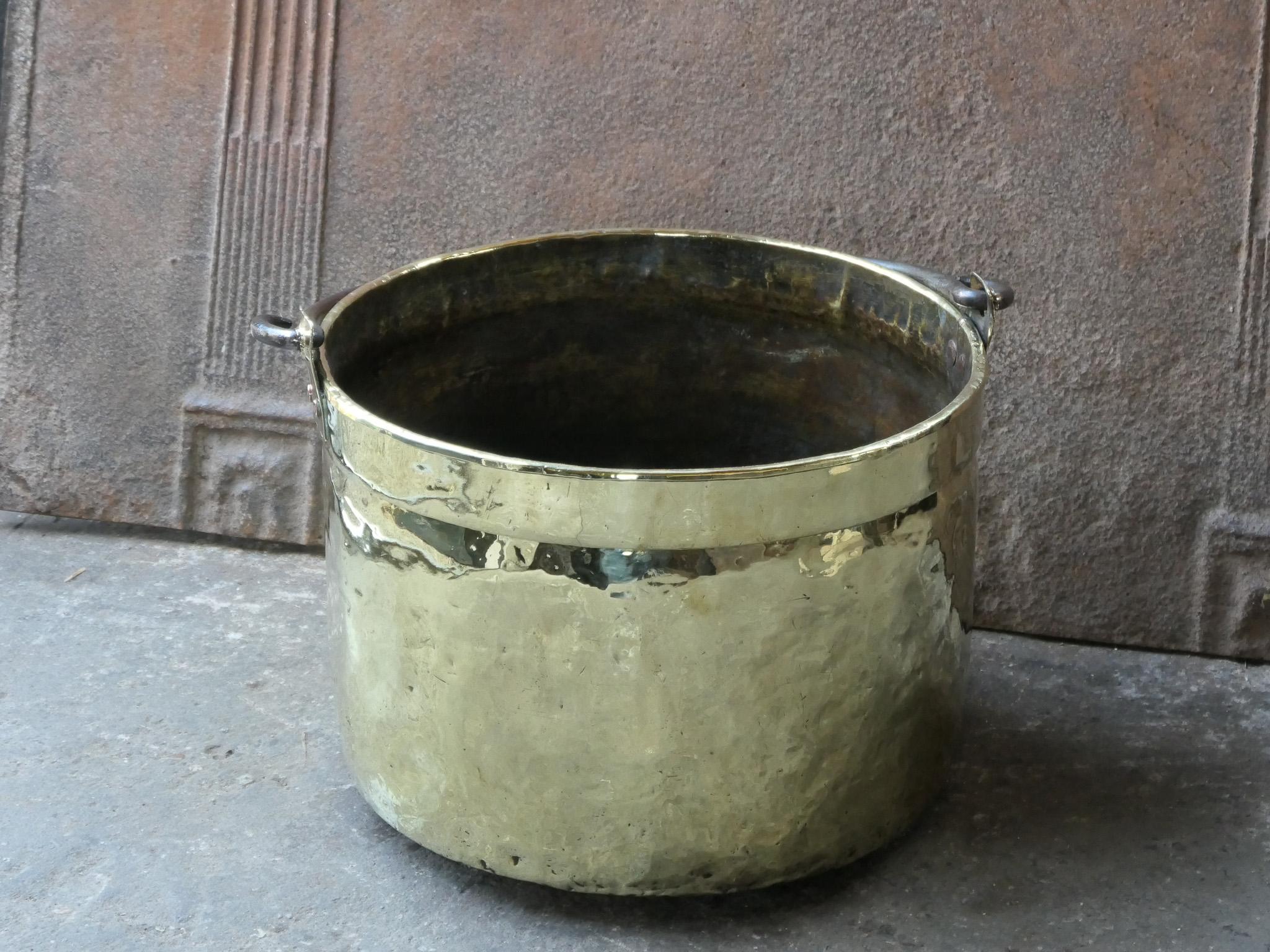18th Century Antique Dutch Polished Brass Firewood Basket In Good Condition For Sale In Amerongen, NL