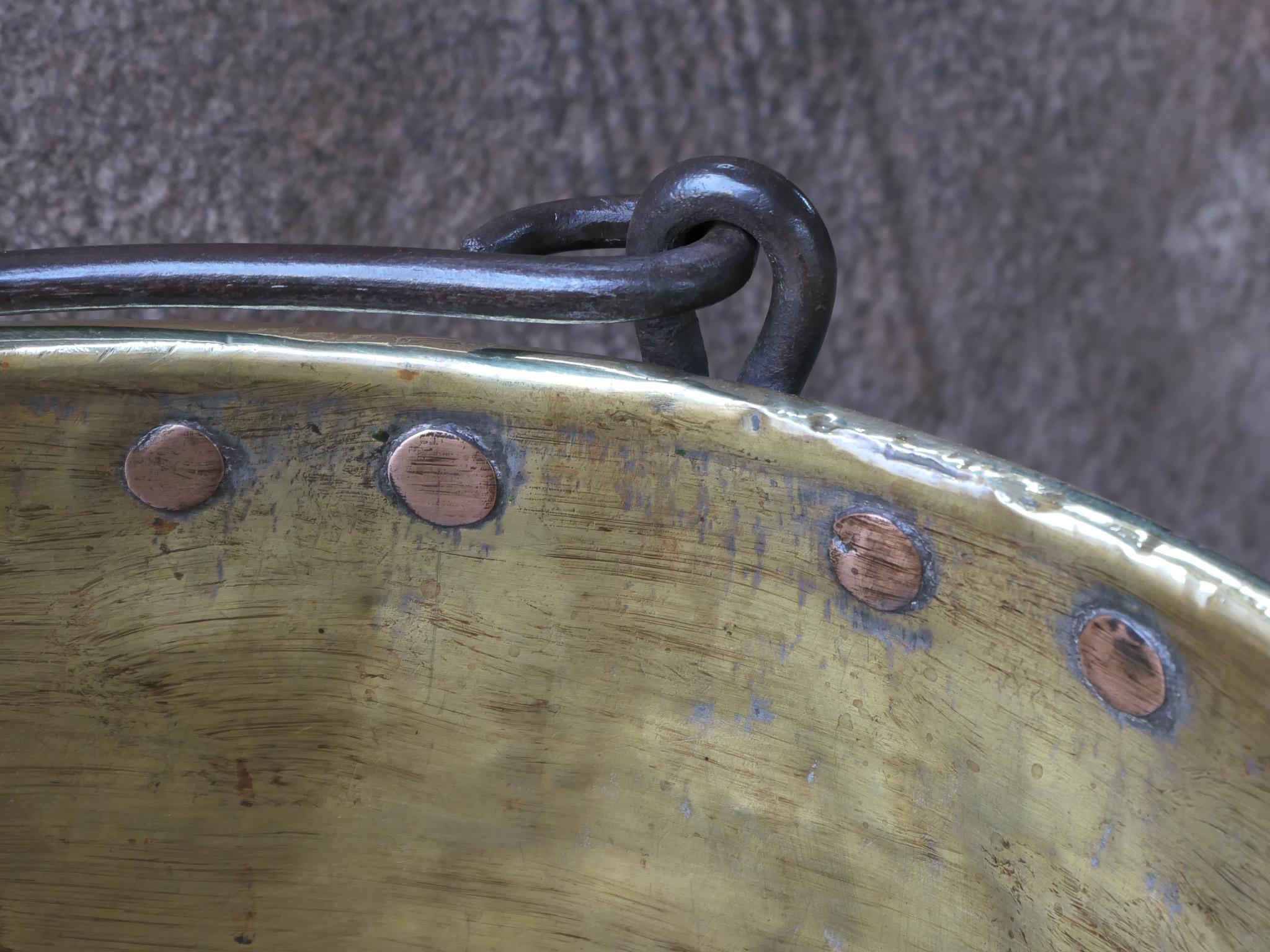 Antiker niederländischer Kaminholzkorb aus poliertem Messing aus dem 18. Jahrhundert im Angebot 1