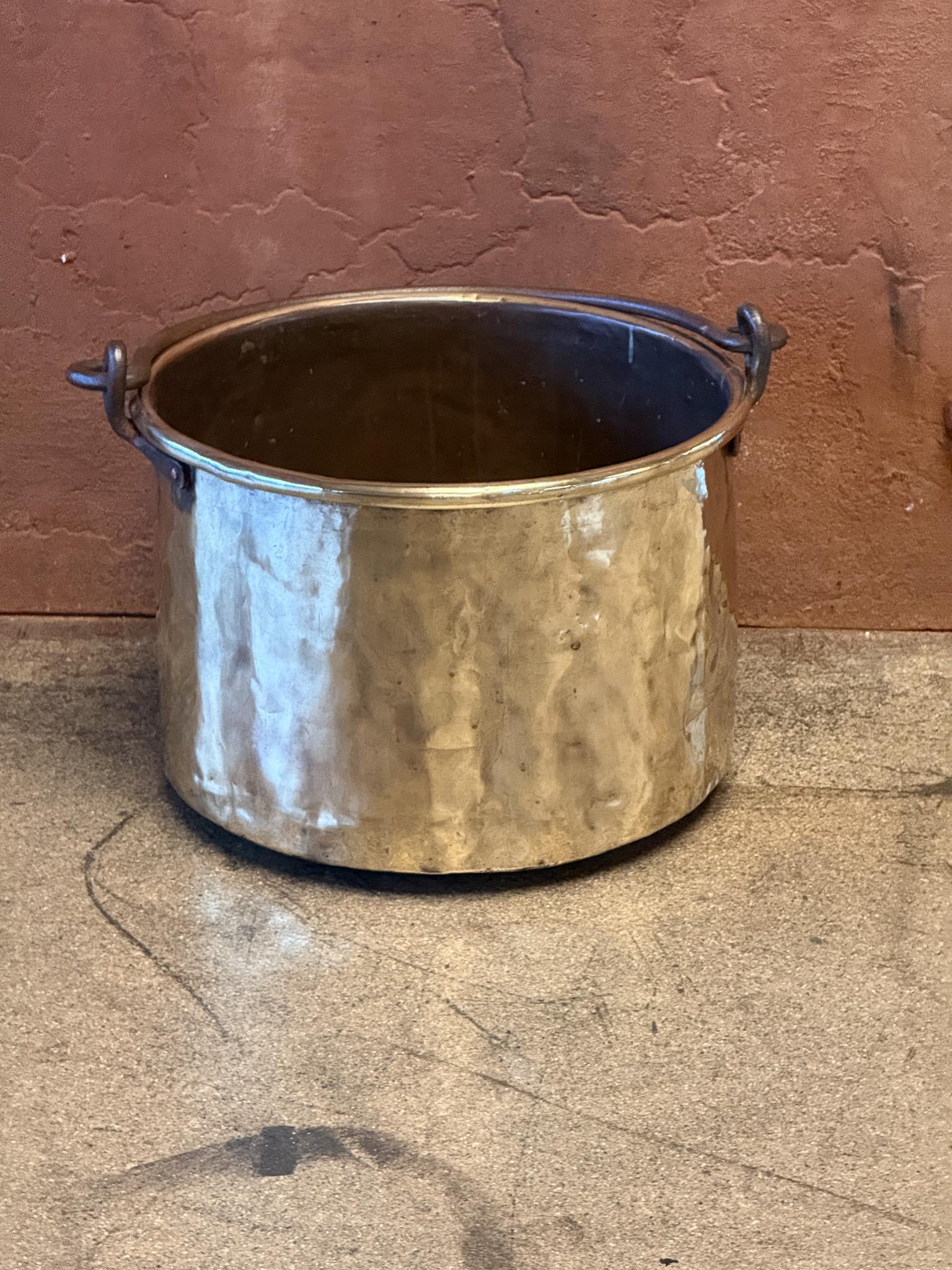18th century Dutch log basket. The firewood basket is made of polished  brass and has a wrought iron handle. Also called 'aker'. Used to draw water from the well and cook over an open fire.

The log holder is in a good condition and is fully