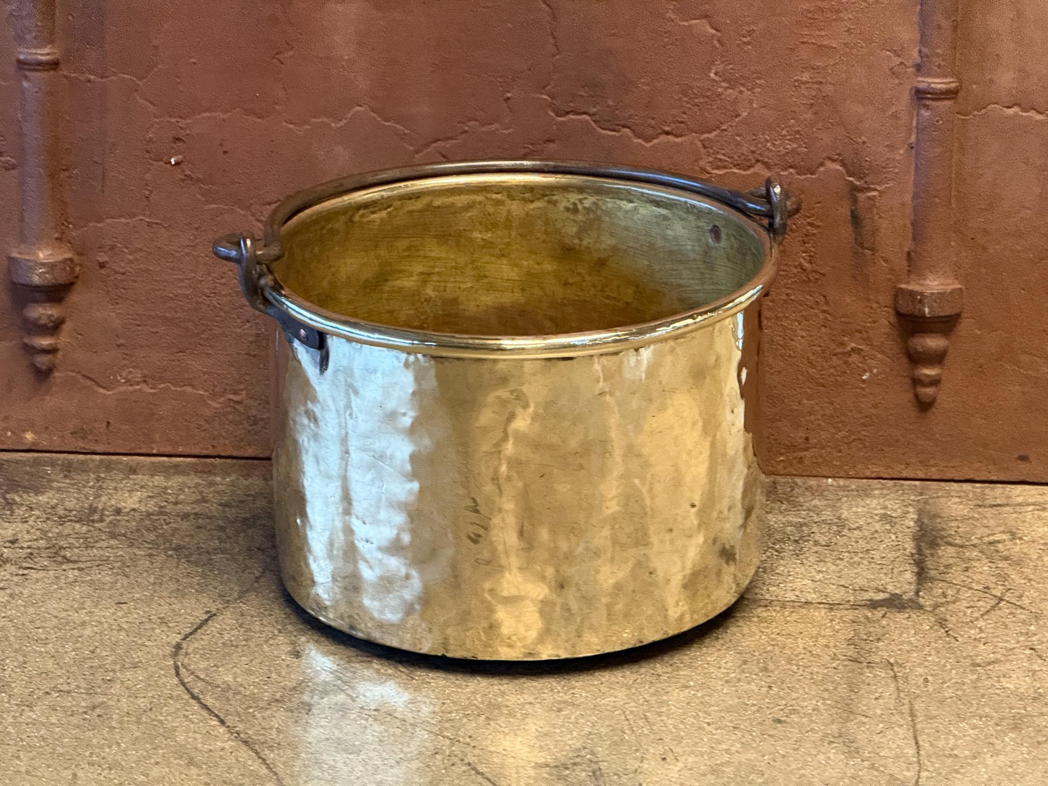 18th century Dutch log basket. The firewood basket is made of polished  brass and has a wrought iron handle. Also called 'aker'. Used to draw water from the well and cook over an open fire.

The log holder is in a good condition and is fully