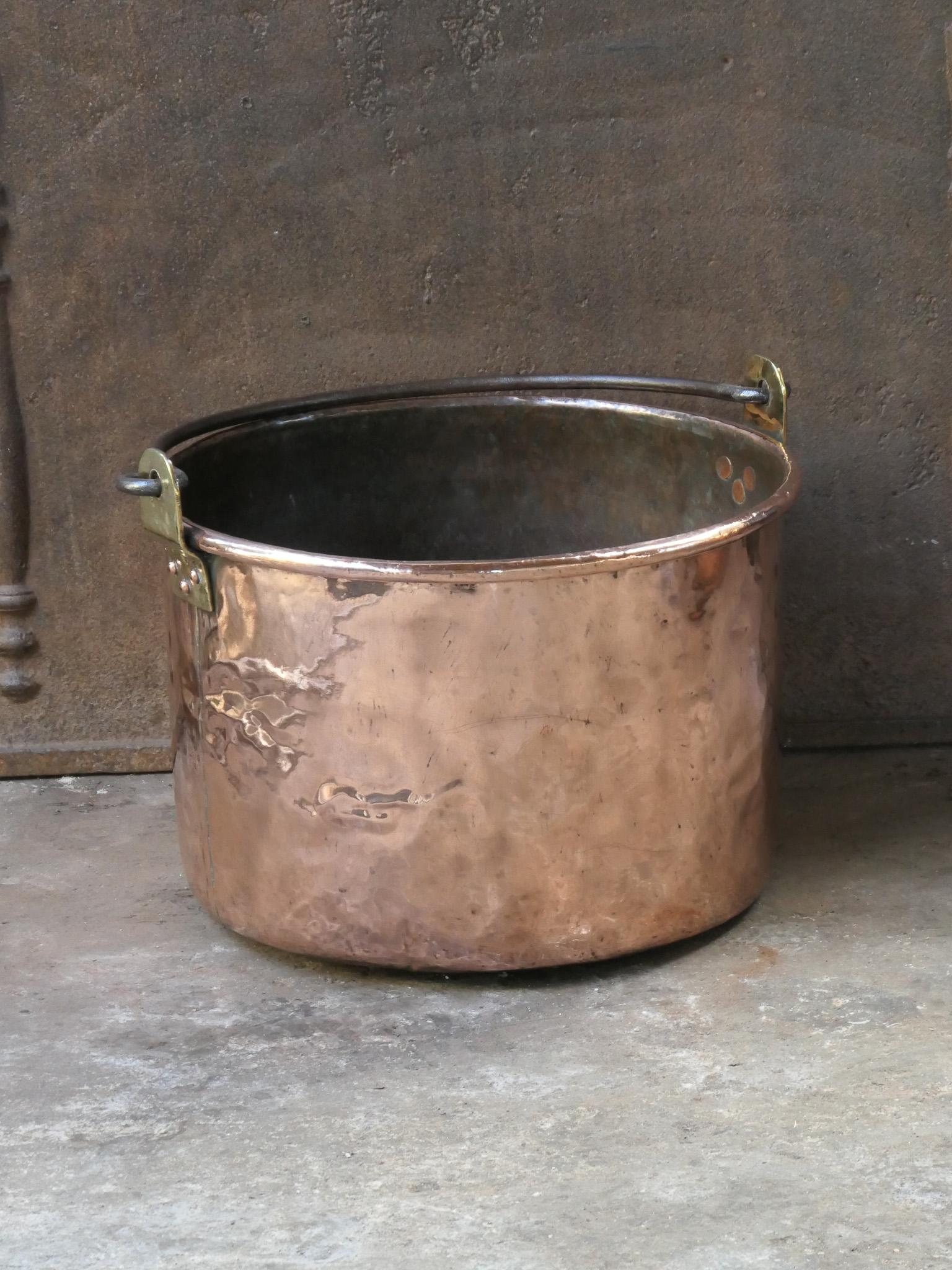 Cesta de troncos holandesa del siglo XVIII. El cesto para leña es de cobre pulido con latón pulido y tiene un asa de hierro forjado. También llamado 