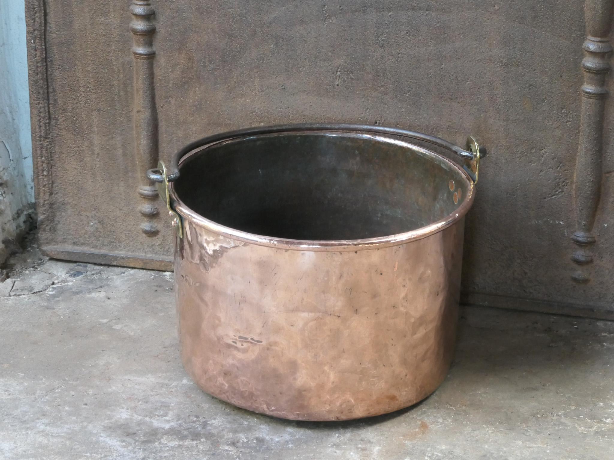 Cesto para leña de cobre pulido holandés antiguo del siglo XVIII Forjado en venta