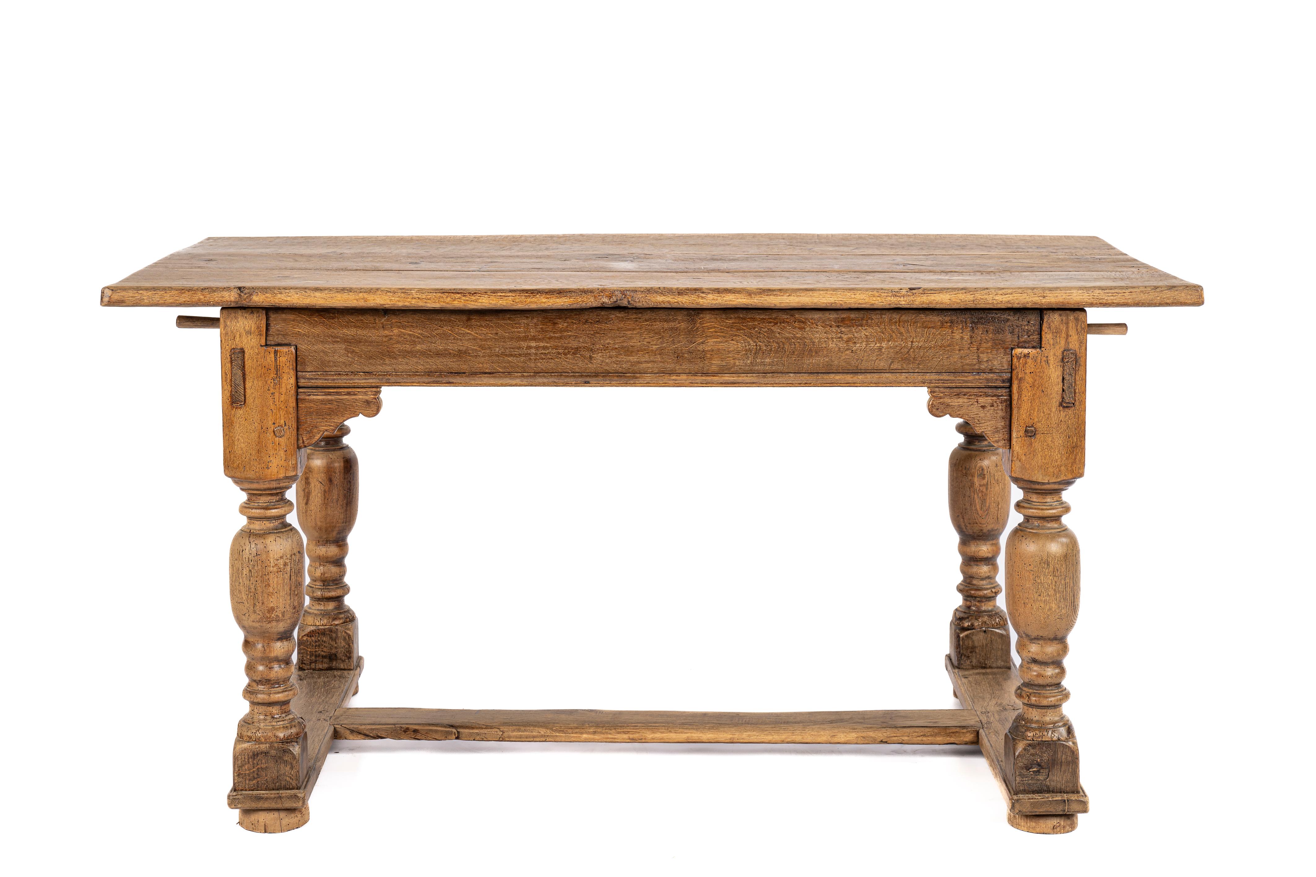 Magnifique et authentique table de la Renaissance hollandaise en chêne d'été européen massif. Le plateau a été fabriqué à partir de trois larges planches de chêne et présente un motif de grain fantastique et une surface altérée par les intempéries.