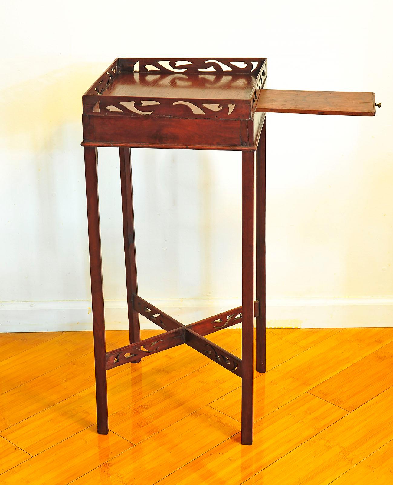 Anglais Table d'urne à bougie en acajou de style Chippendale anglais ancien du 18ème siècle en vente