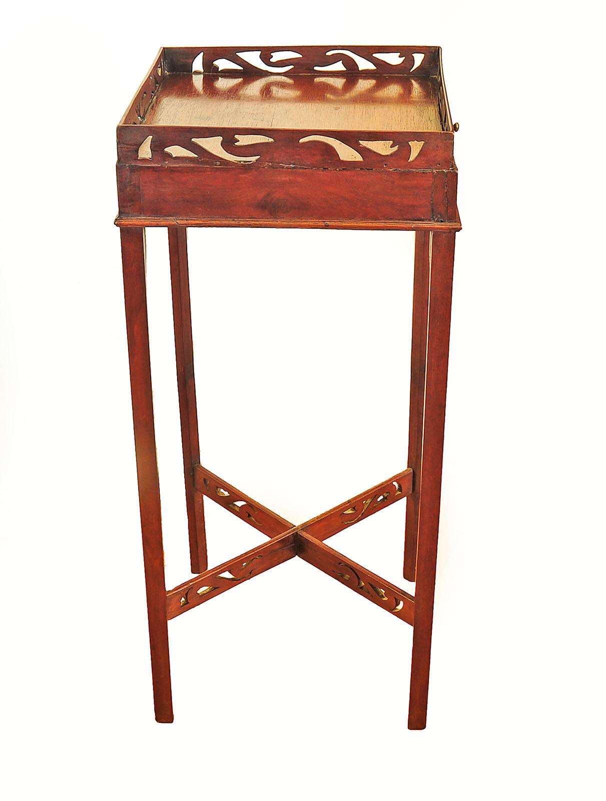 18th Century Antique English Chippendale Mahogany Urn Candle Stand Table In Good Condition For Sale In Swedesboro, NJ